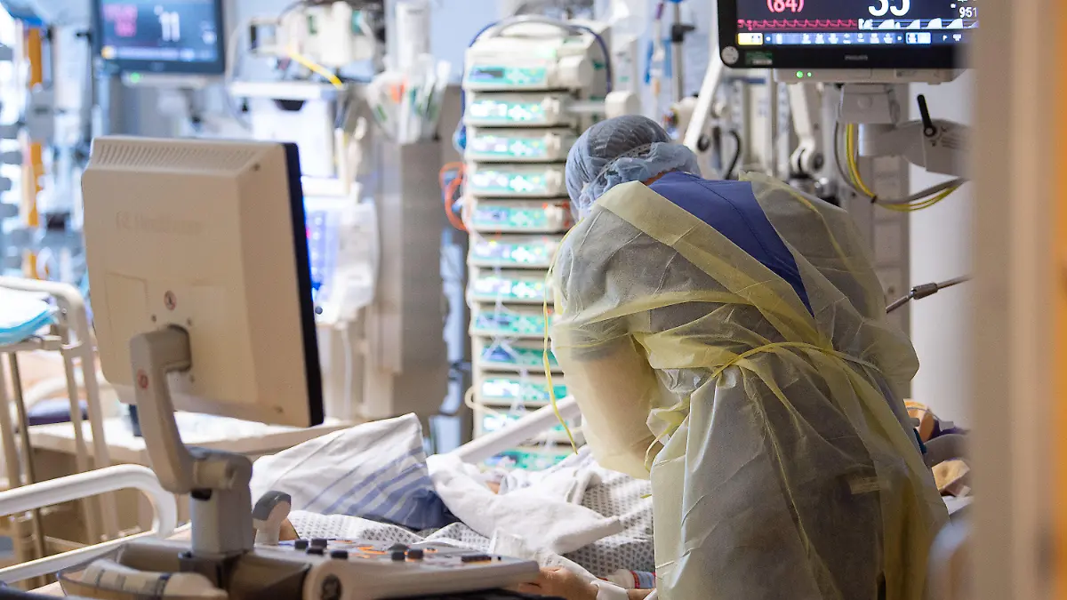 ARCHIV - 08.01.2021, Baden-Württemberg, Ludwigsburg: Ein Intensivpfleger arbeitet auf einer Intensivstation des RKH Klinikum Ludwigsburg an einem Covid-19-Patient. (Zu dpa «Bei zu wenig Corona-Impfungen wieder viele Klinikfälle möglich»). Foto: Sebastian Gollnow/dpa +++ dpa-Bildfunk +++