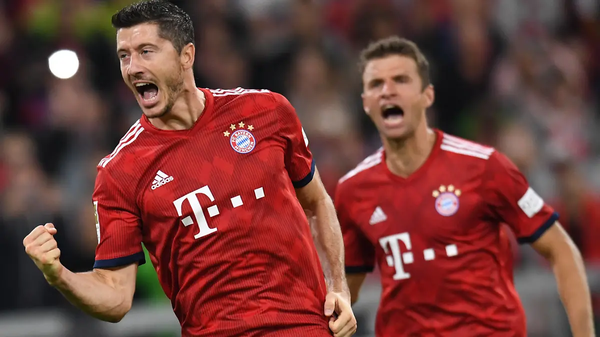 24.08.2018, Bayern, München: Fußball: Bundesliga, Bayern München - 1899 Hoffenheim, 1. Spieltag in der Allianz Arena. Robert Lewandowski von München (l) jubelt nach seinem in einem wiederholten Elfmeter erzielten 2:1 vor Thomas Müller. WICHTIGER HINWEIS: Gemäß den Vorgaben der DFL Deutsche Fußball Liga ist es untersagt, in dem Stadion und/oder vom Spiel angefertigte Fotoaufnahmen in Form von Sequenzbildern und/oder videoähnlichen Fotostrecken zu verwerten bzw. verwerten zu lassen. Foto: Sven Hoppe/dpa +++ dpa-Bildfunk +++