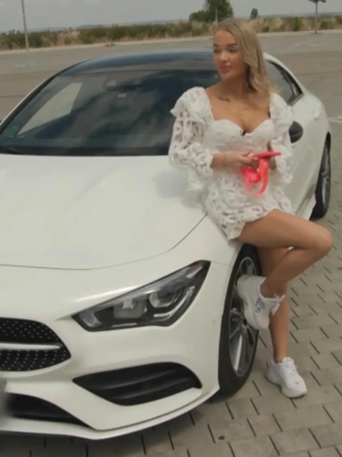 Emmy Russ' Prioritäten liegen auf teuren Autos und gutem Aussehen