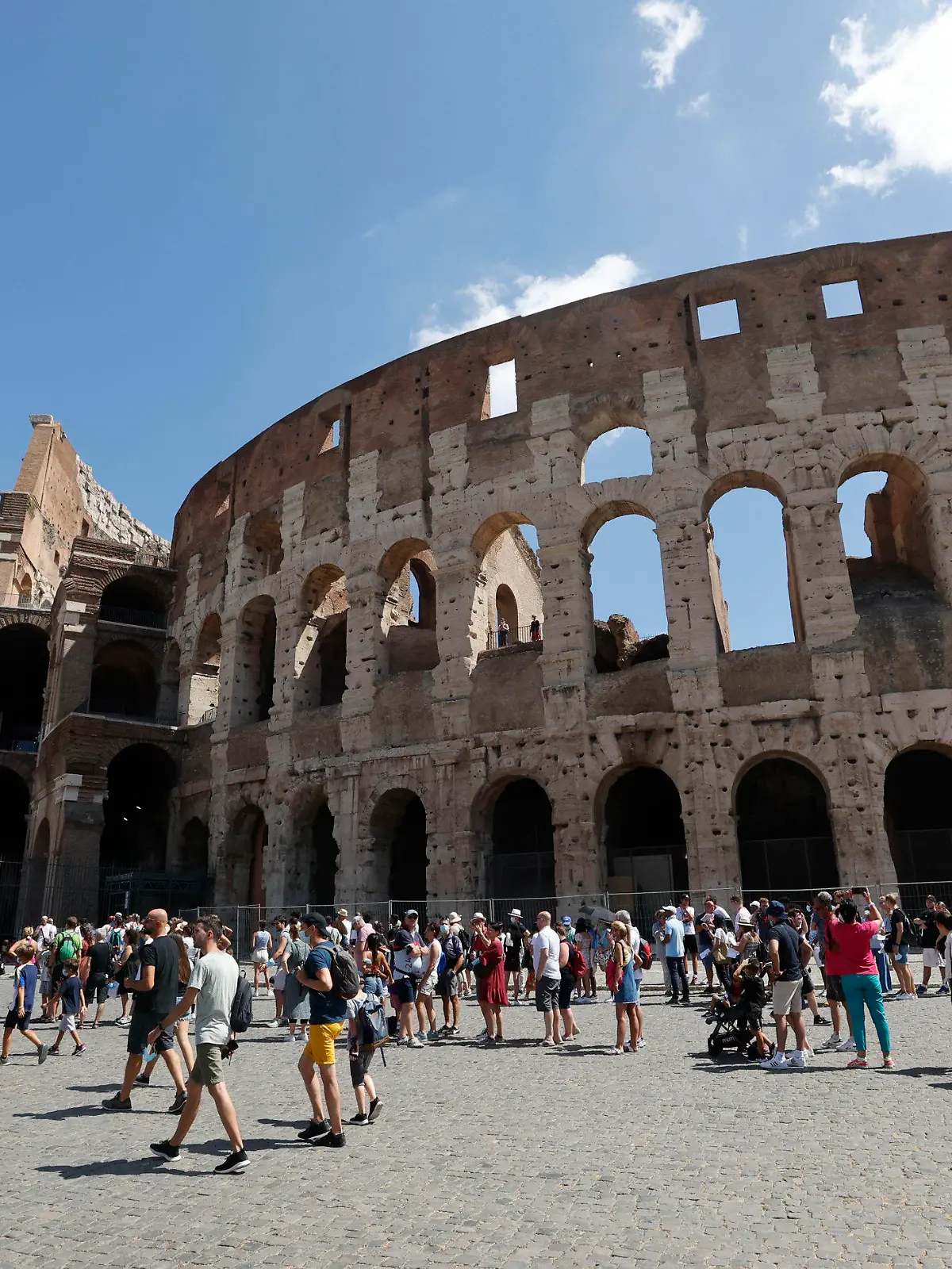 ARCHIV - 06.08.2021, Italien, Rom: Touristen warten in einer Schlange, um das Kolosseum zu betreten. (zu dpa "Tourist zerkratzt Wand in Kolosseum in Rom - Minister empört") Foto: Riccardo De Luca/AP/dpa +++ dpa-Bildfunk +++