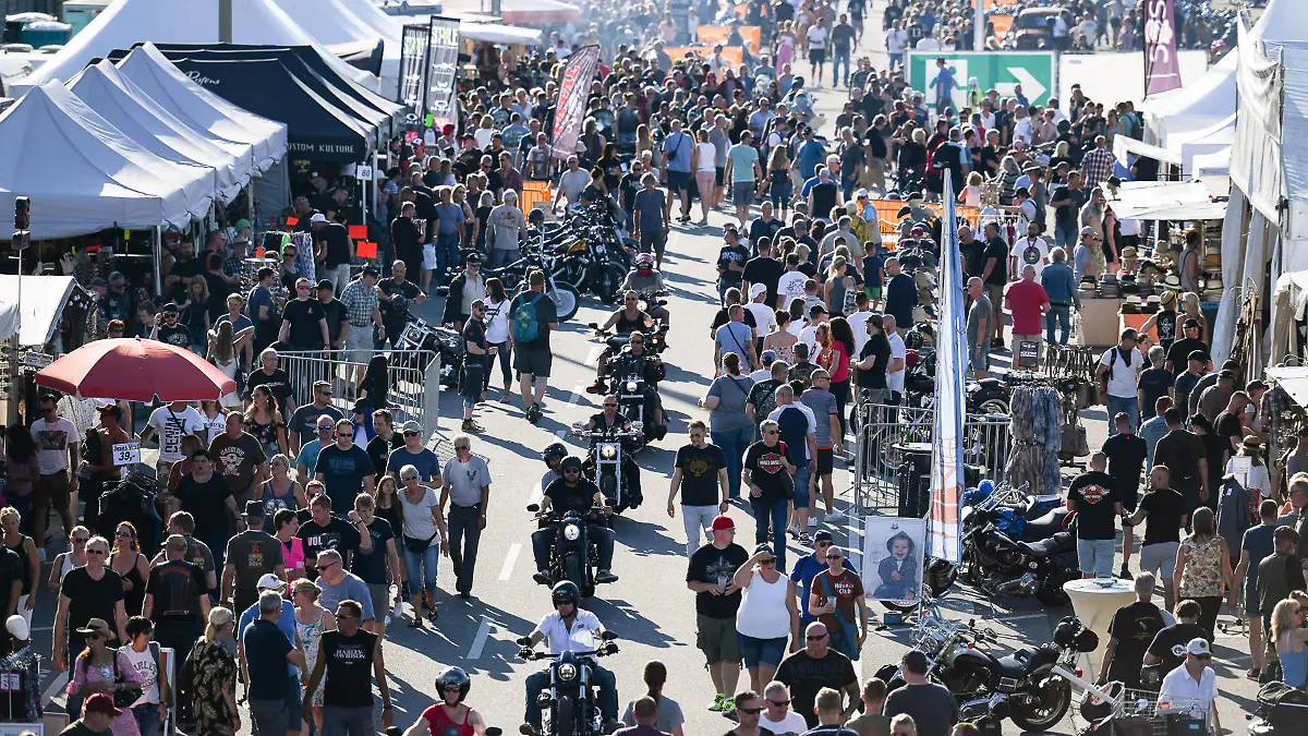 Besucherinnen und Besucher tummeln sich auf dem Festivalgelände der Harley Days.