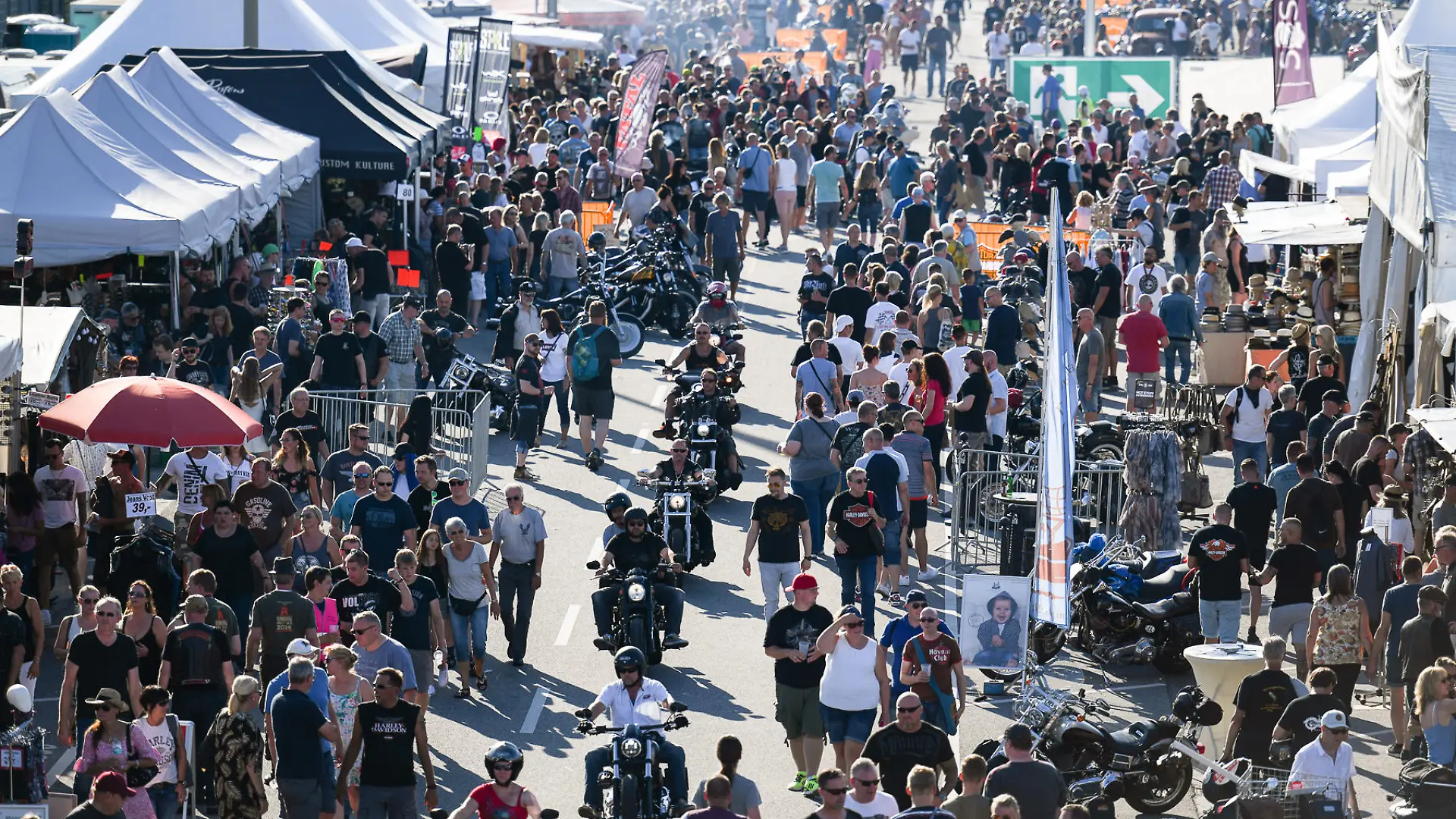 Besucherinnen und Besucher tummeln sich auf dem Festivalgelände der Harley Days.