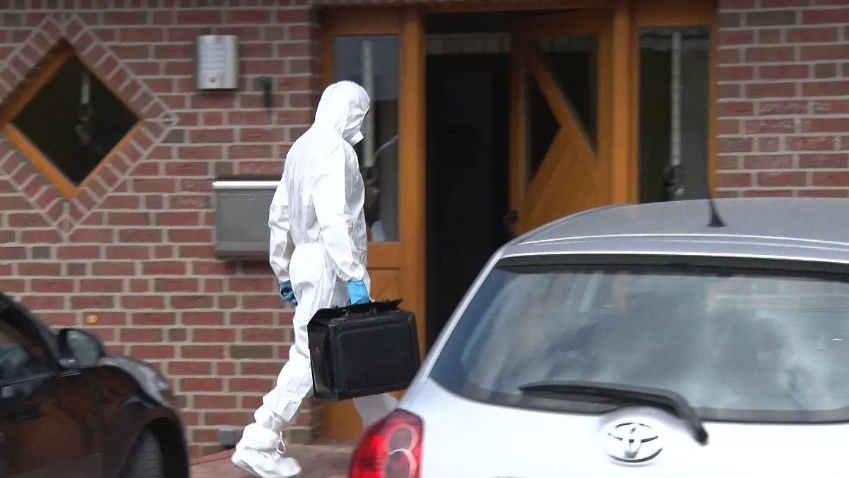 23.08.2021, Niedersachsen, Rieste: Nach dem gewaltsamen Tod einer 82 Jahre alten Frau aus Rieste betritt ein Mitarbeiter der Spurensicherung ein Haus im Landkreis Osnabrück. Die Seniorin war am Sonntag tot in ihrer Wohnung gefunden worden, Angehörige hatten die Polizei gerufen. Foto: -/nwm-tv/dpa +++ dpa-Bildfunk +++