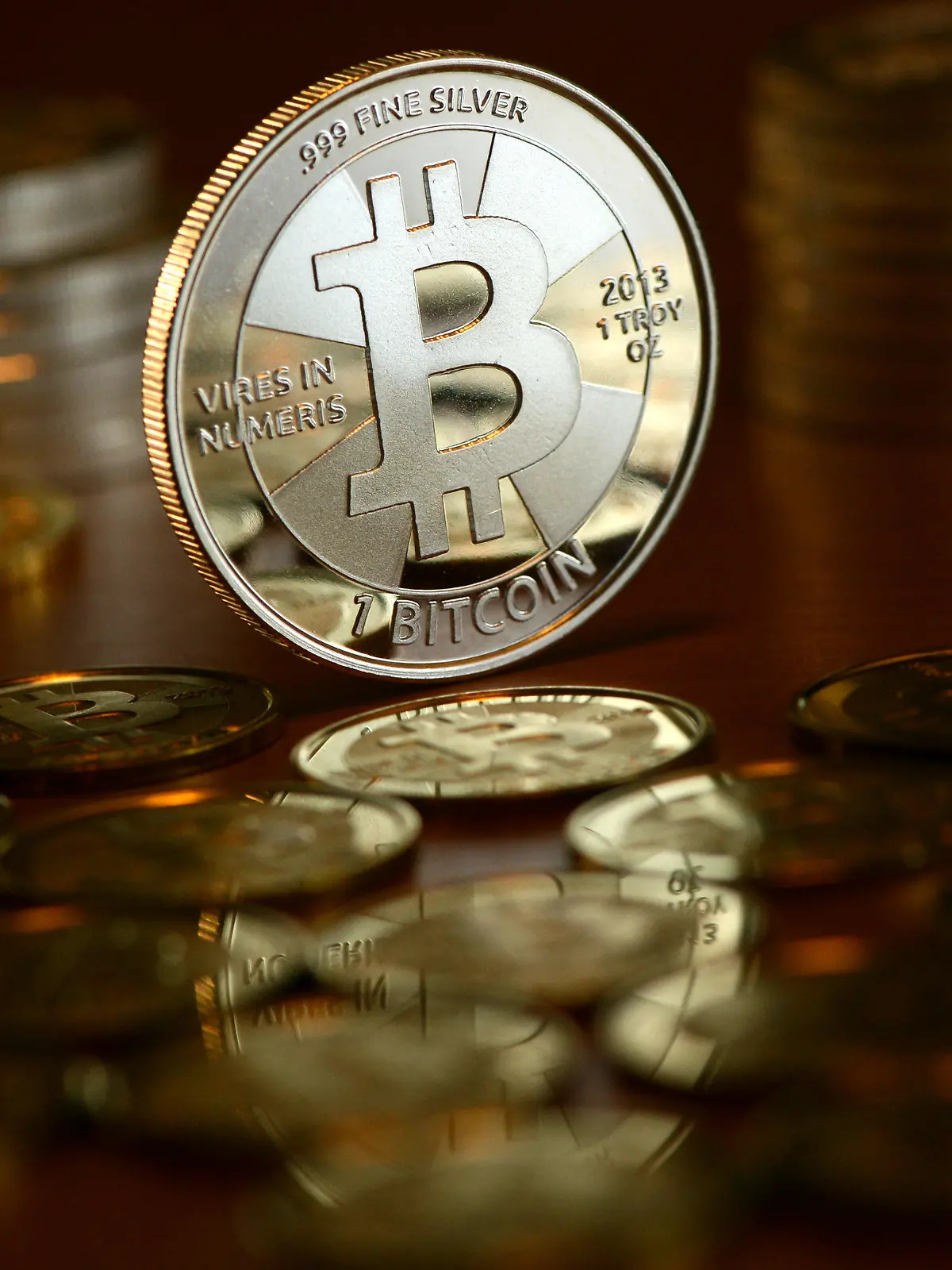 ARCHIV - ILLUSTRATION - Bitcoin-Münzen, fotografiert am 28.11.2013 in Berlin beim Münzhandel "BitcoinCommodities". Bitcoin ist eine Form von virtuellem Geld, das in einem Computernetz verwaltet wird. Die Digitalwährung Bitcoin reißt einen Rekord nach dem anderen. Diese Woche stieg ihr Wert erstmals über 11 000 US-Dollar. Allein seit Jahresbeginn hat er sich mehr als verzehnfacht. Bitcoin-Freunde träumen von der Währung der Zukunft und von weiteren Wertsteigerungen. Kritiker warnen vor einer gigantischen Finanzblase. (zu dpa-KORR: "Der Bitcoin-Rausch: Bloße Finanzspielerei oder Währung der Zukunft?" vom 01.12.2017) Foto: Jens Kalaene/dpa-Zentralbild/dpa +++(c) dpa - Bildfunk+++