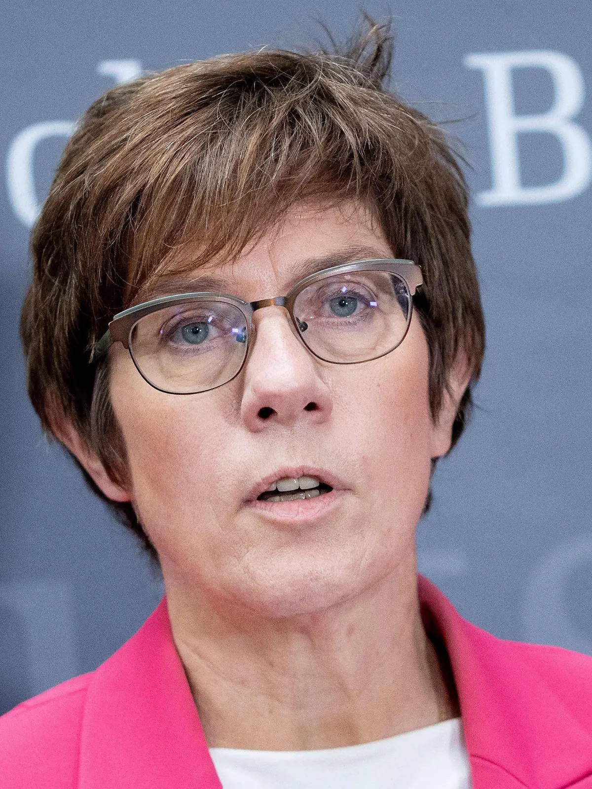 ARCHIV - 18.08.2021, Berlin: Annegret Kramp-Karrenbauer (CDU), Bundesministerin der Verteidigung, spricht zu Beginn der Sondersitzung des Verteidigungsausschusses des Bundestags. Verteidigungsministerin Annegret Kramp-Karrenbauer hat die Lage in der afghanischen Hauptstadt Kabul als sehr angespannt beschrieben und bestätigt, dass es zunehmend Terrordrohungen gebe. Foto: Kay Nietfeld/dpa +++ dpa-Bildfunk +++