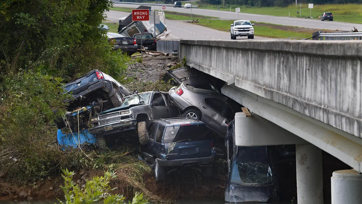 23.08.2021, USA, Waverly: Autos, die vom Hochwasser mitgerissen wurden, stapeln sich am Ufer des Blue Creek übereinander. Schwere Regenfälle haben im mittleren Tennessee zu Überschwemmungen geführt und mehrere Todesopfer gefordert, da Häuser und Landstraßen weggespült wurden. Foto: John Amis/FR69715 AP/dpa +++ dpa-Bildfunk +++