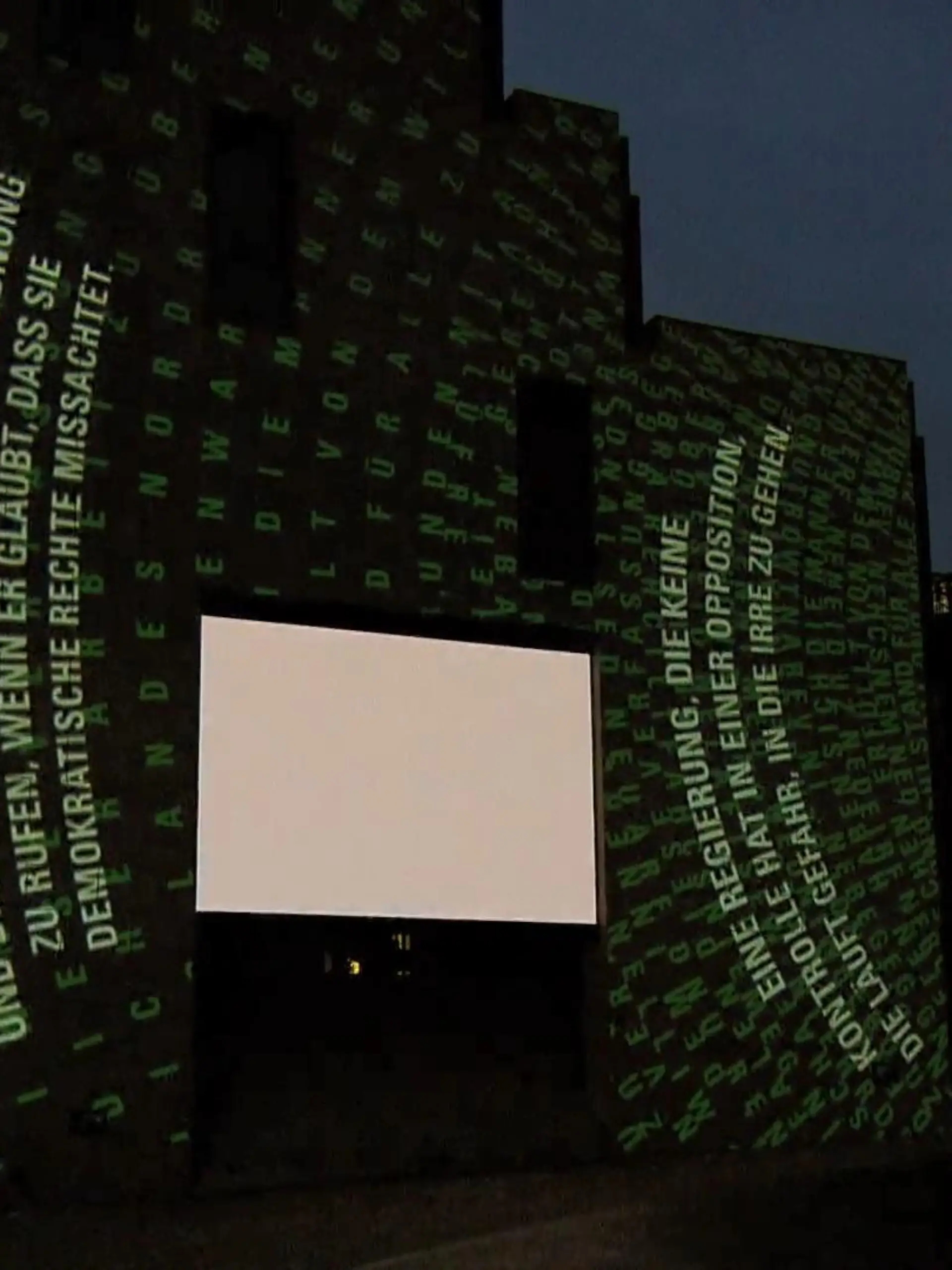 Bild zu: "Lichtinstallation am Landtag"