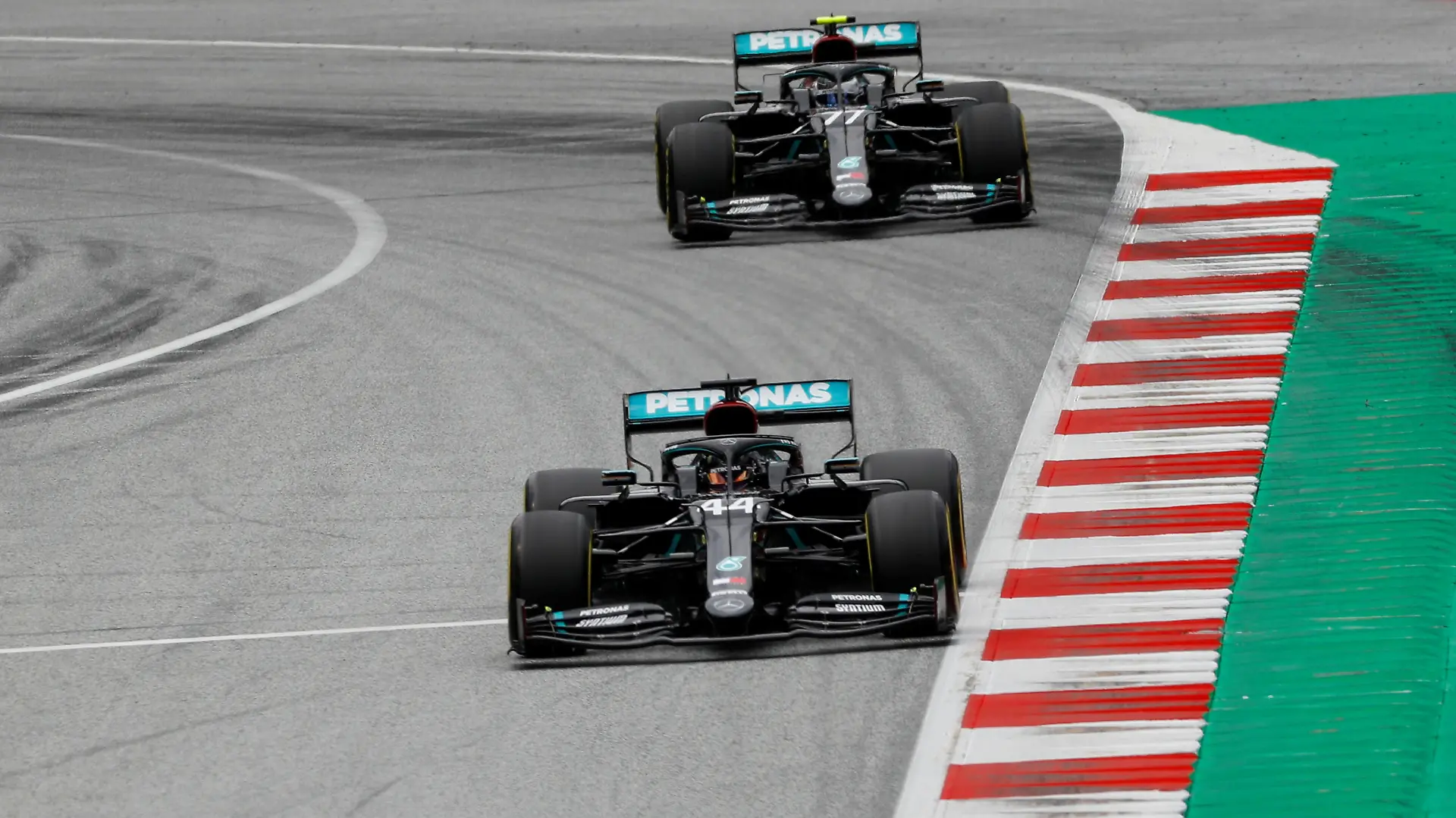 Formula One F1 - Austrian Grand Prix - Red Bull Ring, Spielberg, Styria, Austria - July 3, 2020 Mercedes' Lewis Hamilton and Mercedes' Valtteri Bottas during practice, as F1 resumes following the outbreak of the coronavirus disease (COVID-19) REUTERS/Leonhard Foeger/Pool
