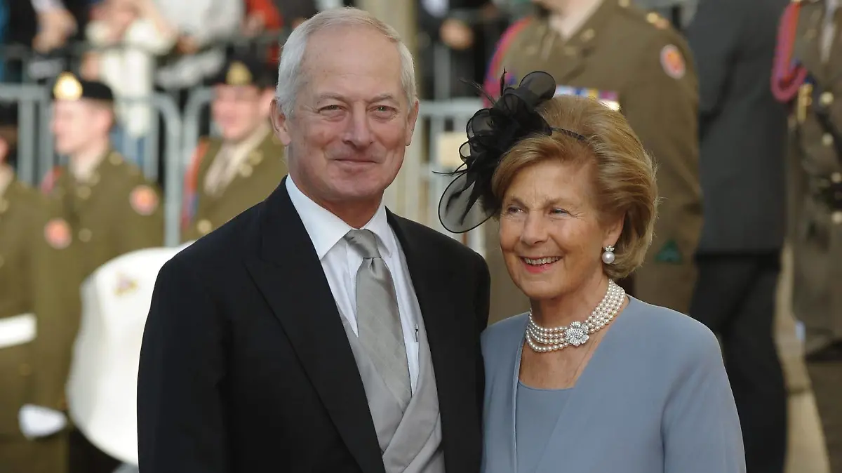 Bildnummer: 58616048  Datum: 19.10.2012  Copyright: imago/Reporters
Guests arriving at the Cathedral Notre-Dame in Luxembourg for the religious wedding ceremony of Grand DukexGuillaume of Luxembourg and princess StephaniexdexLannoy: count Hans Adam and Countess Marie Aglae Kinsky of Liechtenstein. PUBLICATIONxINxGERxSUIxAUTxHUNxONLY People Entertainment Adel Hochzeit x1x xsk 2012 hoch   Hans Adam Marie Liechtenstein o0 Familie, privat, Mann, Frau, Ehemann, Ehefrau

 58616048 Date 19 10 2012 Copyright Imago Reporters Guests arriving AT The Cathedral Notre Lady in Luxembourg for The Religious Wedding Ceremony of Grand  of Luxembourg and Princess  Count Hans Adam and Countess Marie  Kinsky of Liechtenstein PUBLICATIONxINxGERxSUIxAUTxHUNxONLY Celebrities Entertainment Adel Wedding x1x xSK 2012 vertical Hans Adam Marie Liechtenstein o0 Family private Man Woman Husband Wife 
