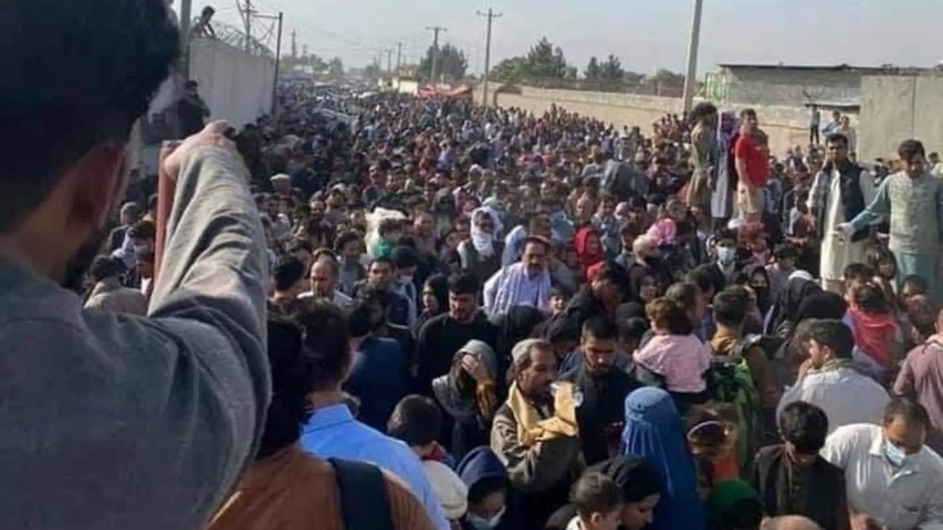 General view showing people near the airport in Kabul, Afghanistan, August 19, 2021, in this picture obtained from social media. Picture taken August 19, 2021. OMAR HAIDARI/via REUTERS ATTENTION EDITORS - THIS IMAGE HAS BEEN SUPPLIED BY A THIRD PARTY. MANDATORY CREDIT.