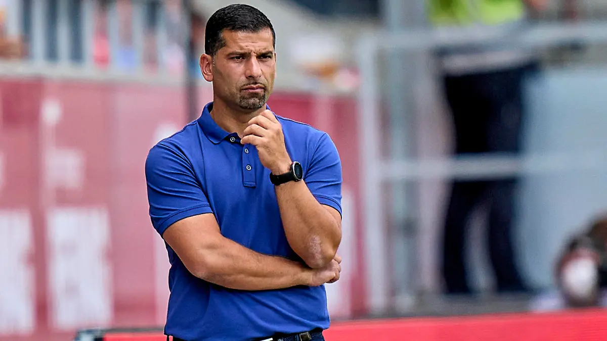 Dimitrios Grammozis Cheftrainer, FC Schalke 04. Geste, Gestikuliert. Mit Arm/Armen. Emotion. Grimmig. Verduzt. Fragend. beim Spiel 2. Bundesliga SSV Jahn Regensburg - FC Schalke 04 im Jahnstadion am 21.8.2021 Regensburg. 21.08.21 Fussball , 21.08.2021, Regensburg Deutschland, DFB/DFL REGULATIONS PROHIBIT ANY USE OF PHOTOGRAPHS AS IMAGE SEQUENCES AND/OR QUASI-VIDEO. *** Dimitrios Grammozis Headcoach, FC Schalke 04 Gesture, Gesticulating With Arm Arms Emotion Grim Grim Asking during the match 2 Bundesliga SSV Jahn Regensburg FC Schalke 04 at Jahnstadion on 21 8 2021 Regensburg 21 08 21 Football , 21 08 2021, Regensburg Germany , DFB DFL REGULATIONS PROHIBIT ANY USE OF PHOTOGRAPHS AS IMAGE SEQUENCES AND OR QUASI VIDEO xpxpkx