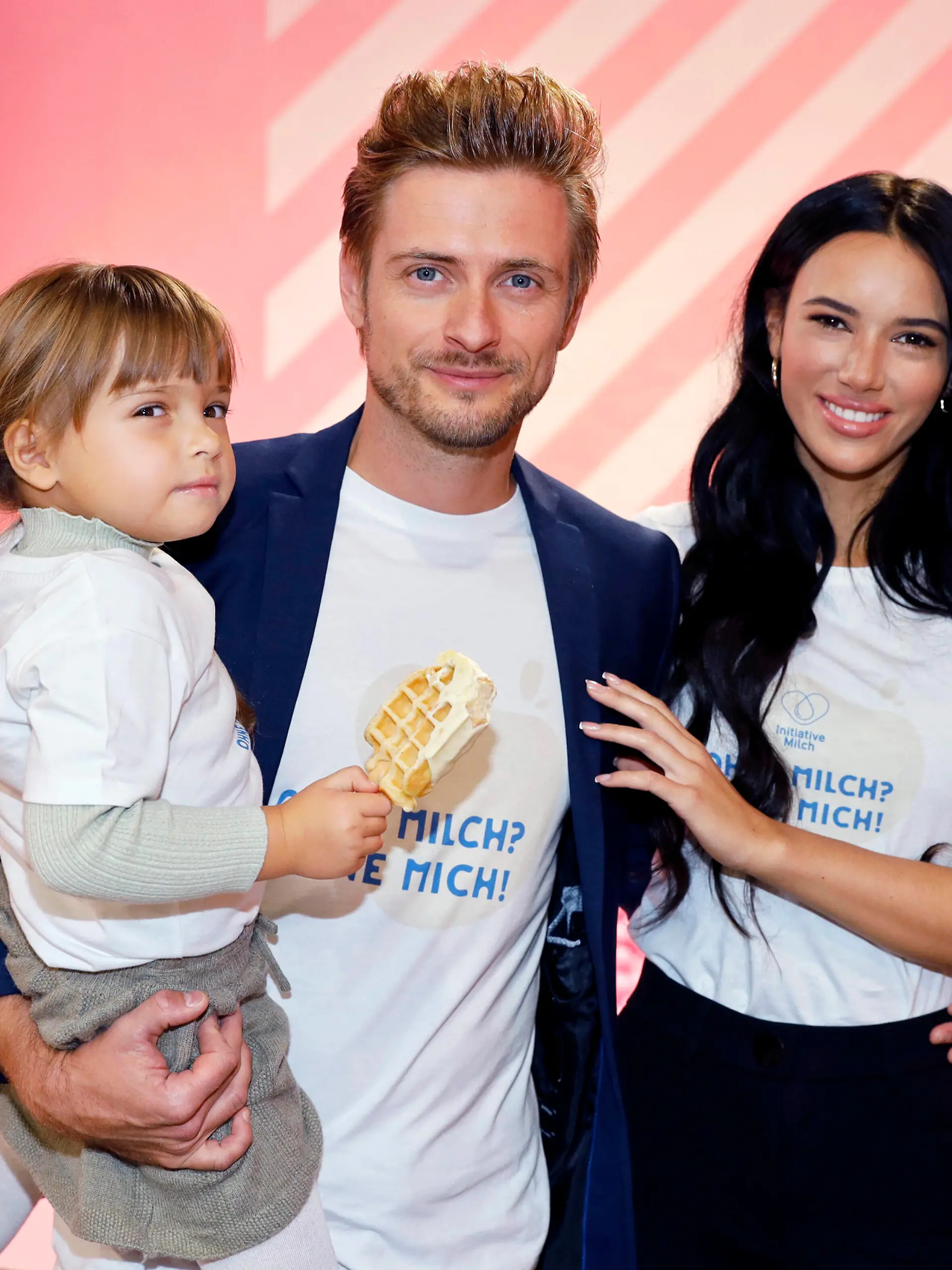  Jörn Schlönvoigt mit Ehefrau Hanna Weig und Tochter Delia beim VIP-Event der Initiative Milch im Super Candy Store Museum. Köln, 14.10.2021 *** Jörn Schlönvoigt with wife Hanna Weig and daughter Delia at the VIP Event of the Initiative Milch in the Super Candy Store Museum Cologne, 14 10 2021 Foto:xC.xHardtx/xFuturexImage