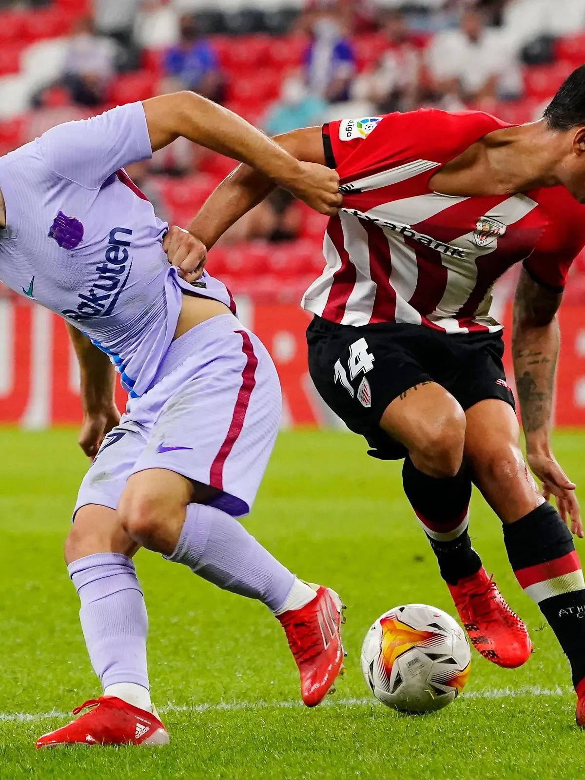 Soccer Football - LaLiga - Athletic Bilbao v FC Barcelona - San Mames, Bilbao, Spain - August 21, 2021 Athletic Bilbao's Dani Garcia  in action with FC Barcelona's Yusuf Demir REUTERS/Vincent West