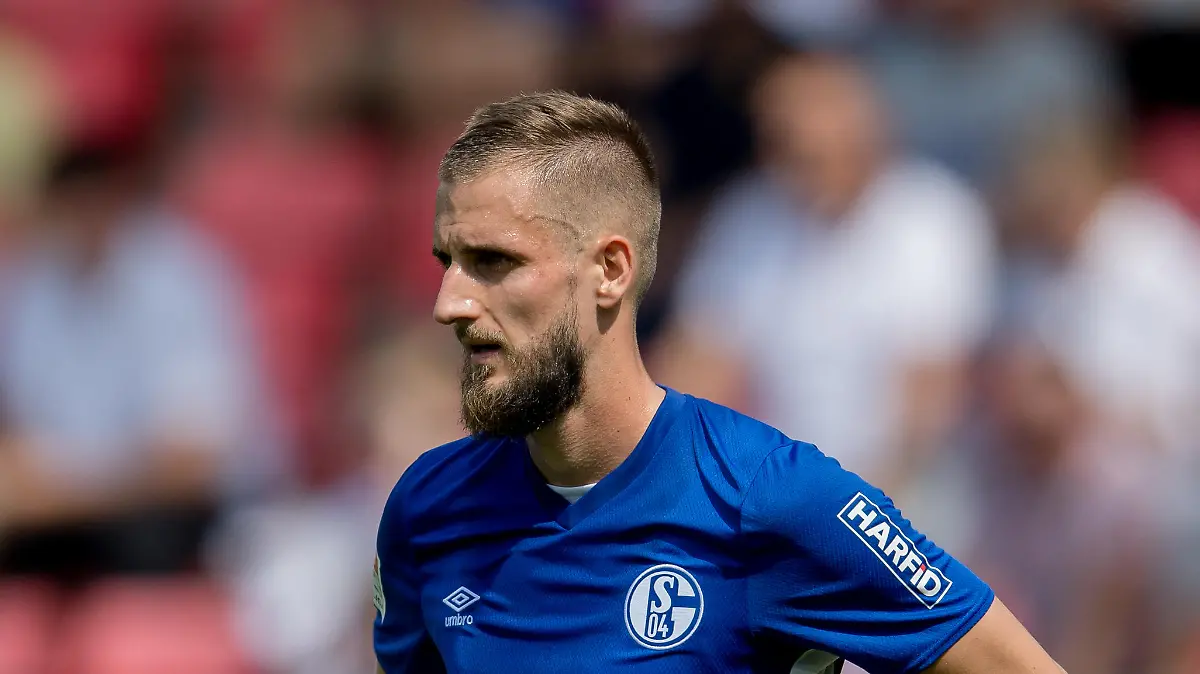 REGENSBURG, GERMANY - AUGUST 21: Dominick Drexler of Schalke reacts during the Second Bundesliga match between SSV Jahn Regensburg and FC Schalke 04 at Jahnstadion on August 21, 2021 in Regensburg, Germany. (Photo by Thomas Eisenhuth/Getty Images)