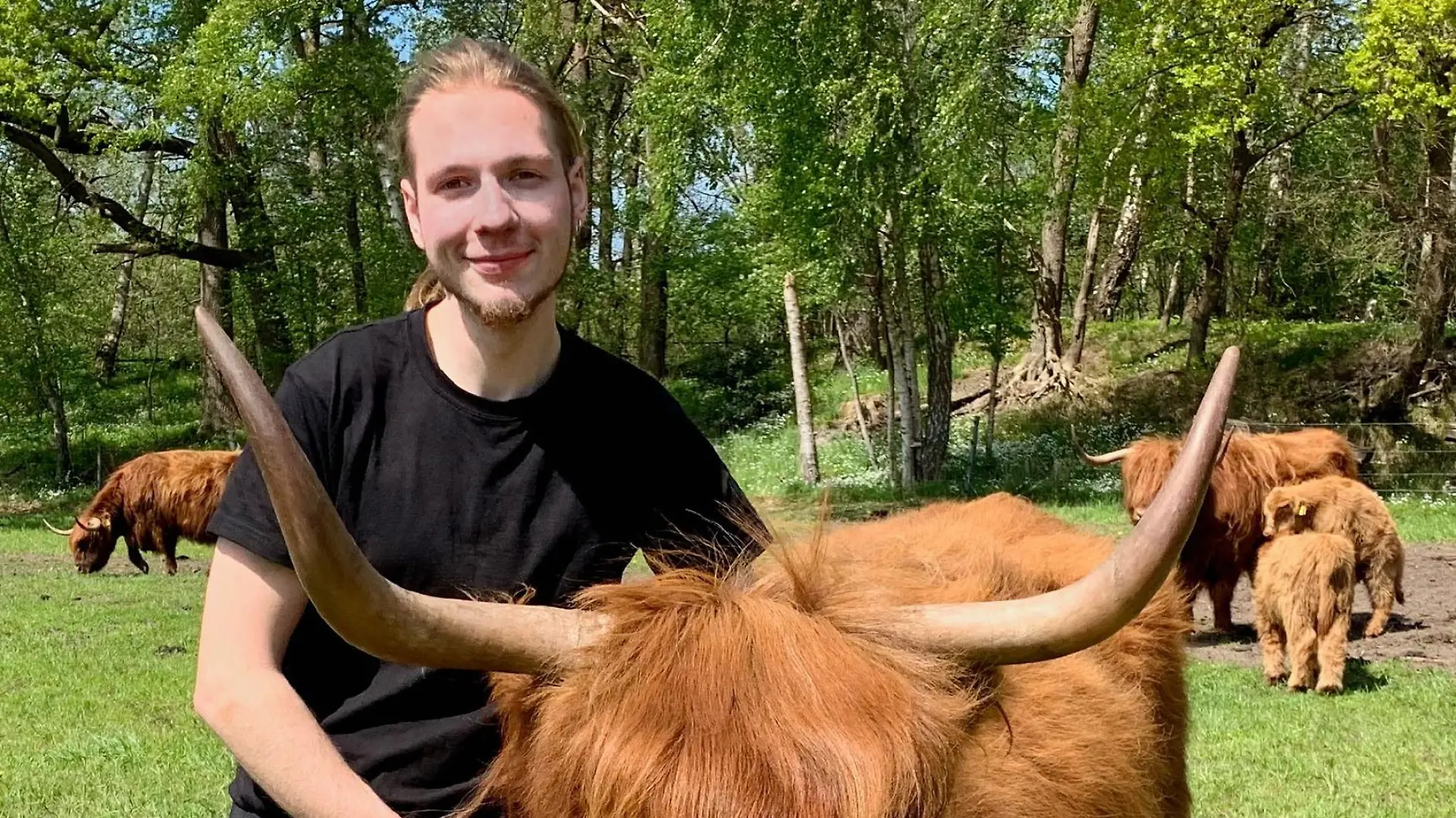 Öko-Bauer Christoph (27) aus Niedersachsen
+++ Die Verwendung des sendungsbezogenen Materials ist nur mit dem Hinweis und Verlinkung auf RTL+ gestattet. +++