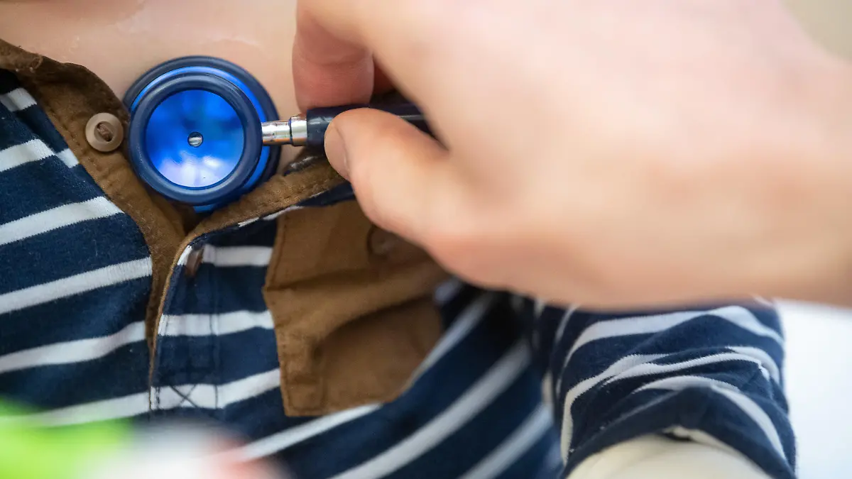 ARCHIV - 12.02.2021, Baden-Württemberg, Stuttgart: Ein Arzt untersucht im Olgahospital des Klinikums Stuttgart ein Kind. (zu dpa: «Wegen nachgeholter Infekte: Kinderkliniken gut gefüllt») Foto: Sebastian Gollnow/dpa +++ dpa-Bildfunk +++