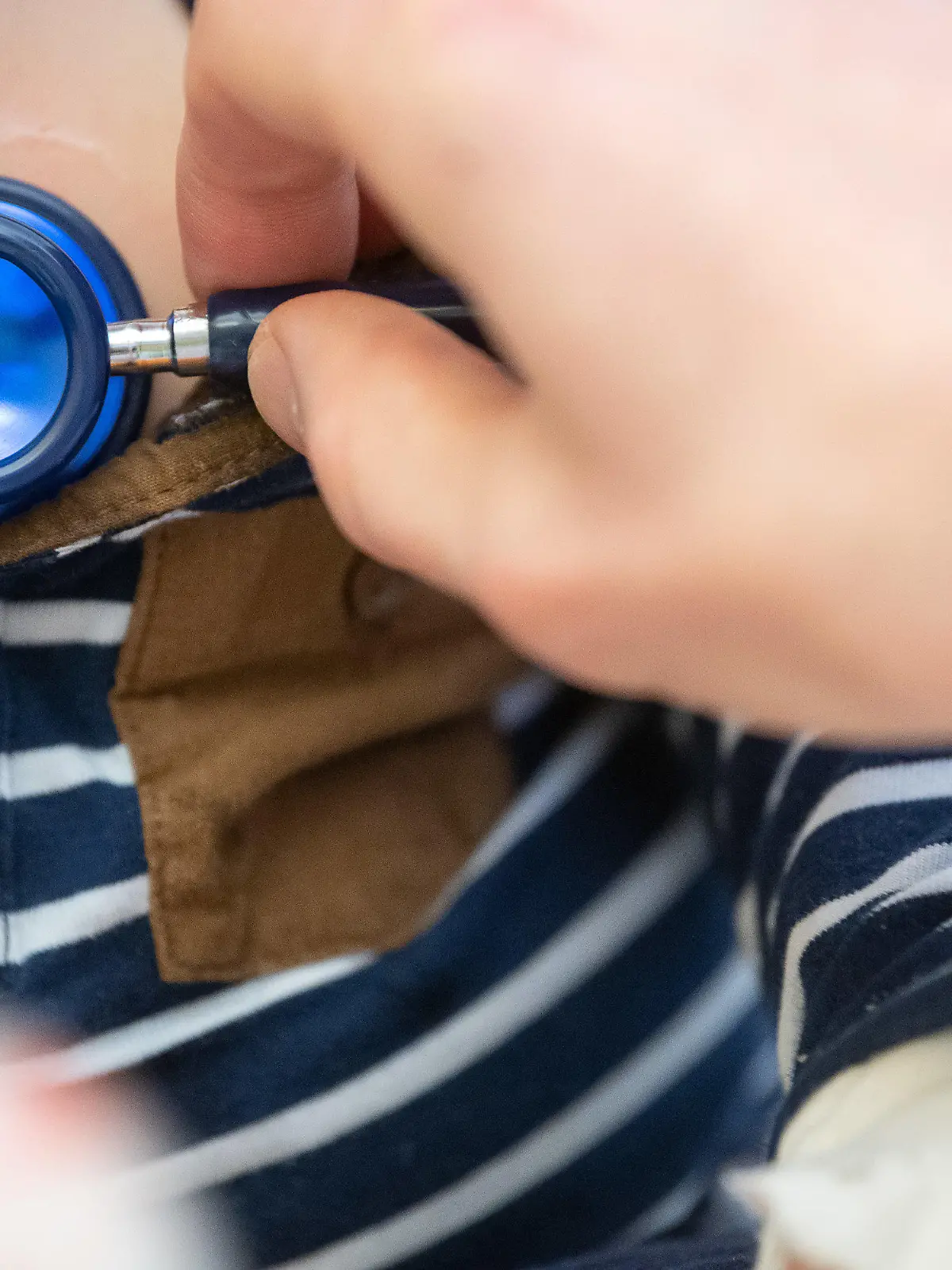 ARCHIV - 12.02.2021, Baden-Württemberg, Stuttgart: Ein Arzt untersucht im Olgahospital des Klinikums Stuttgart ein Kind. (zu dpa: «Wegen nachgeholter Infekte: Kinderkliniken gut gefüllt») Foto: Sebastian Gollnow/dpa +++ dpa-Bildfunk +++