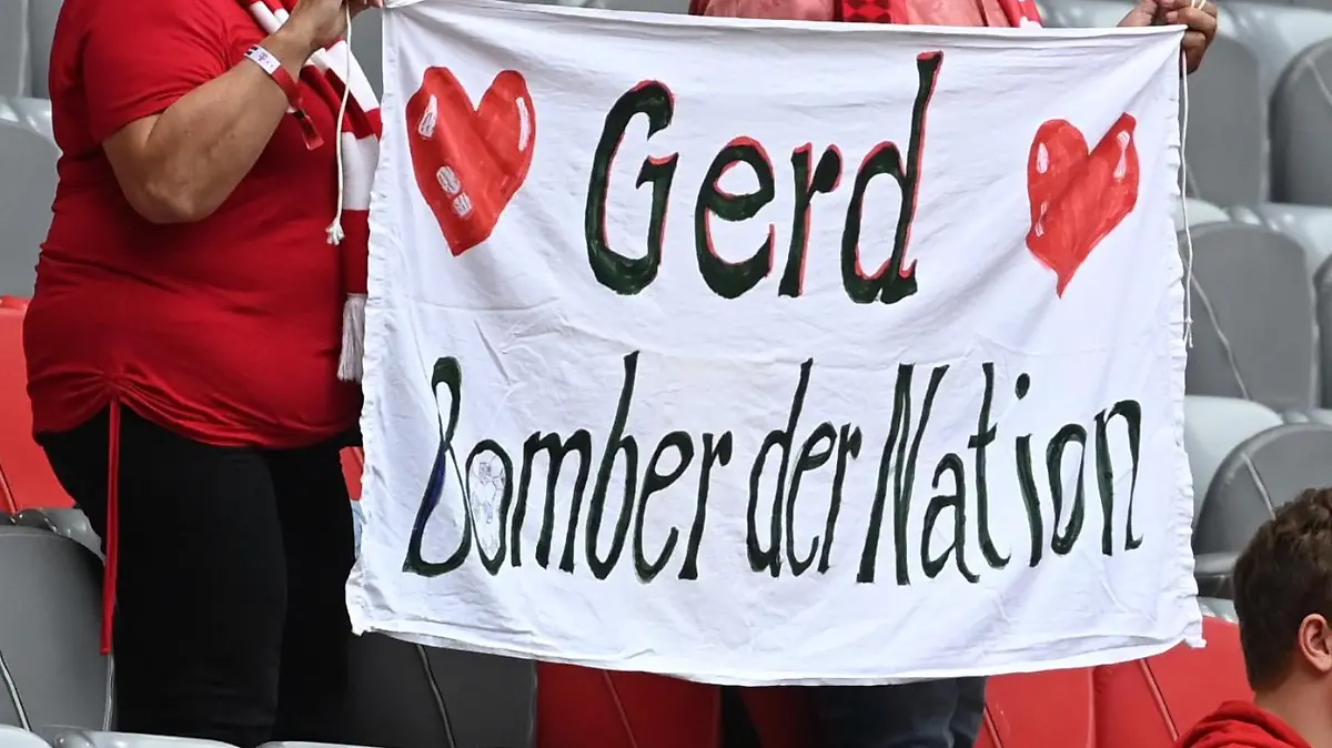 Fußball: Bundesliga, Bayern München - 1. FC Köln, 2. Spieltag, Allianz Arena. Fans halten ein Plakat mit der Aufschrift "Gerd Bomber der Nation" als Gedenken an den verstorbenen Gerd Müller. WICHTIGER HINWEIS: Gemäß den Vorgaben der DFL Deutsche Fußball Liga bzw. des DFB Deutscher Fußball-Bund ist es untersagt, in dem Stadion und/oder vom Spiel angefertigte Fotoaufnahmen in Form von Sequenzbildern und/oder videoähnlichen Fotostrecken zu verwerten bzw. verwerten zu lassen.