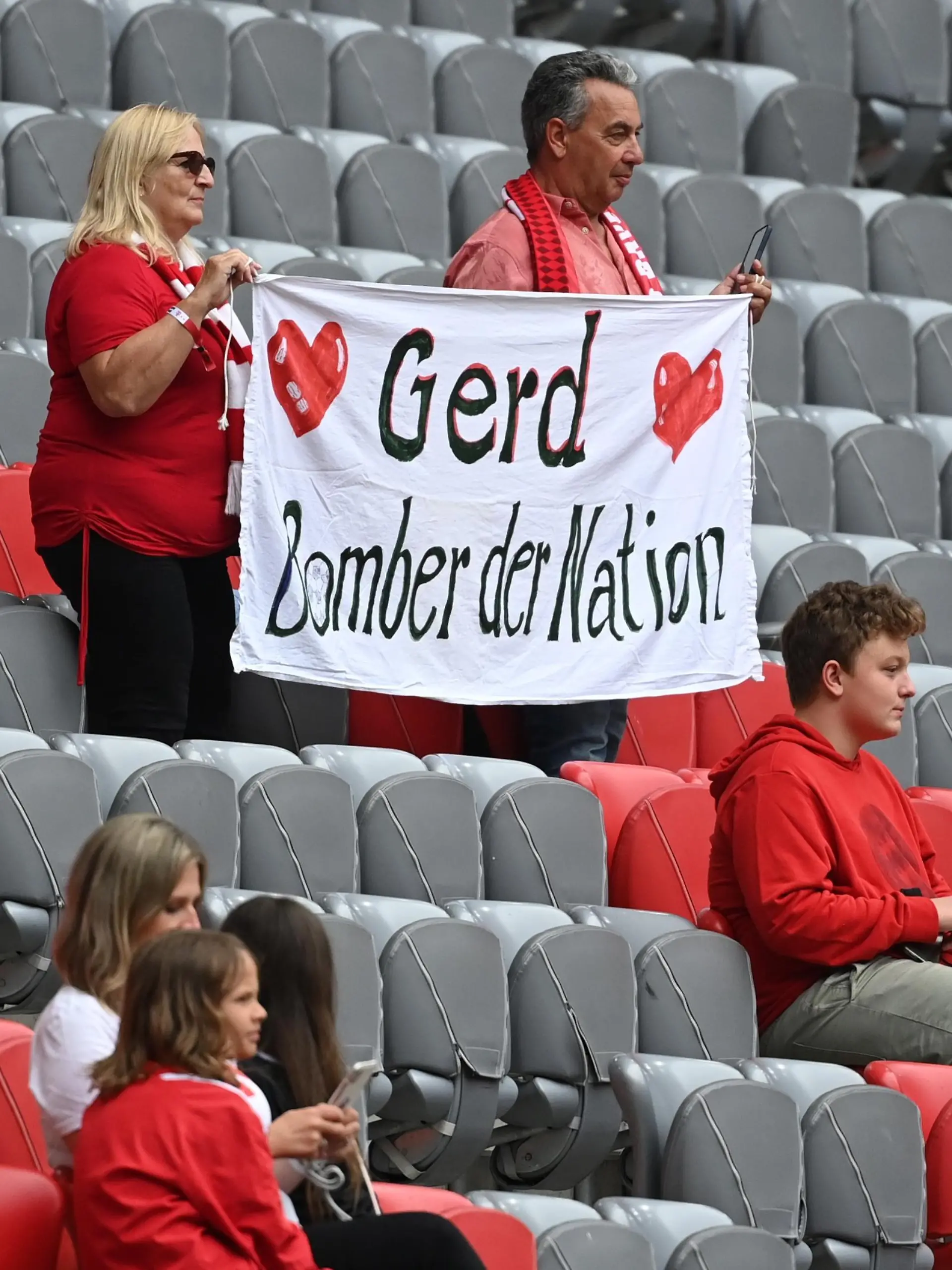 Fußball: Bundesliga, Bayern München - 1. FC Köln, 2. Spieltag, Allianz Arena. Fans halten ein Plakat mit der Aufschrift "Gerd Bomber der Nation" als Gedenken an den verstorbenen Gerd Müller. WICHTIGER HINWEIS: Gemäß den Vorgaben der DFL Deutsche Fußball Liga bzw. des DFB Deutscher Fußball-Bund ist es untersagt, in dem Stadion und/oder vom Spiel angefertigte Fotoaufnahmen in Form von Sequenzbildern und/oder videoähnlichen Fotostrecken zu verwerten bzw. verwerten zu lassen.
