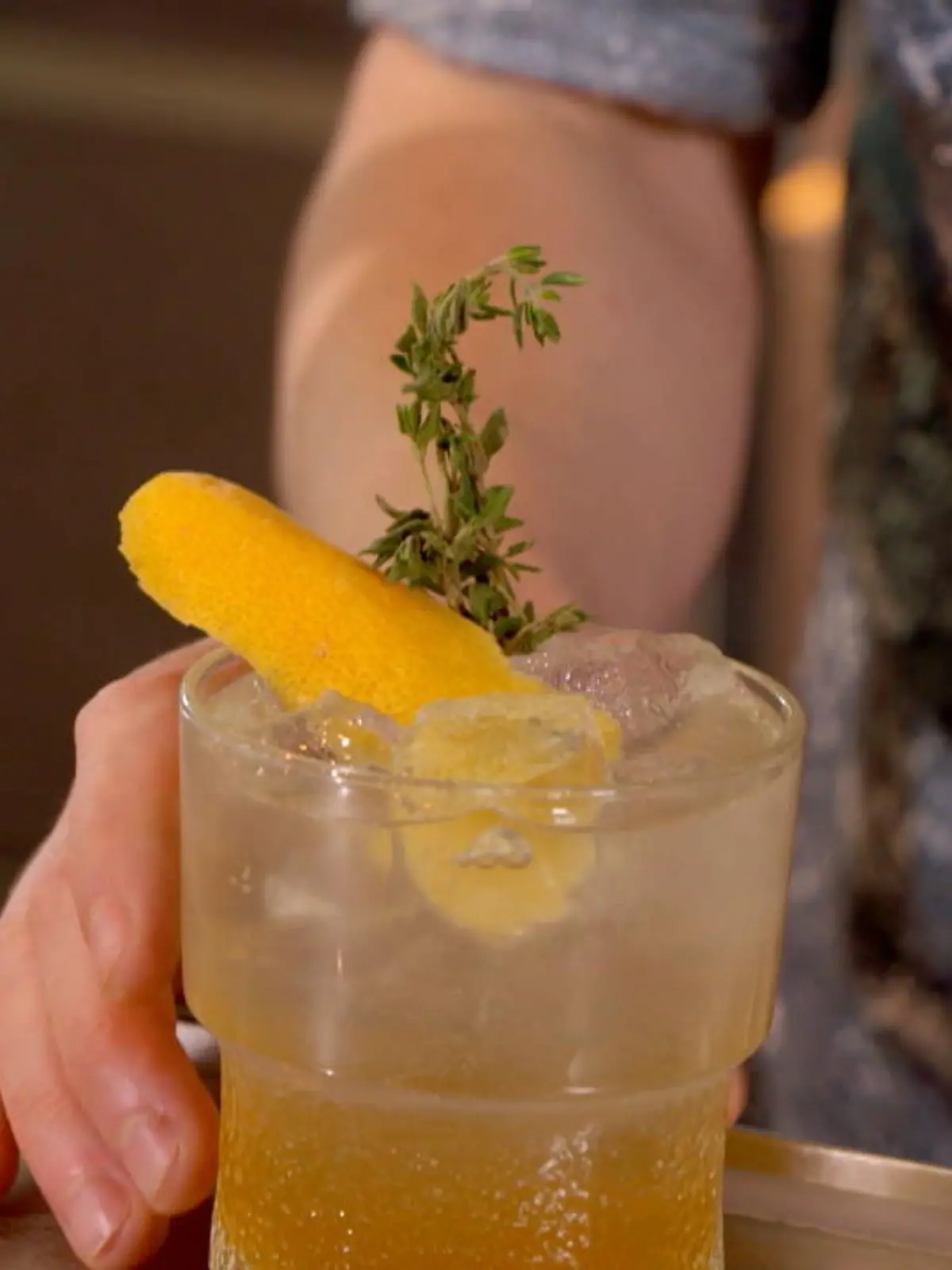 In England stehen sie längst in den Regalen: Limonaden und Softdrinks mit deutlich geringerem Zuckeranteil. Vom Gesetzgeber verordnet. Und bei uns? Wird abgemahnt, wer zu wenig Zucker in der Limo hat! Aber schmecken die britischen Varianten wirklich schlechter?