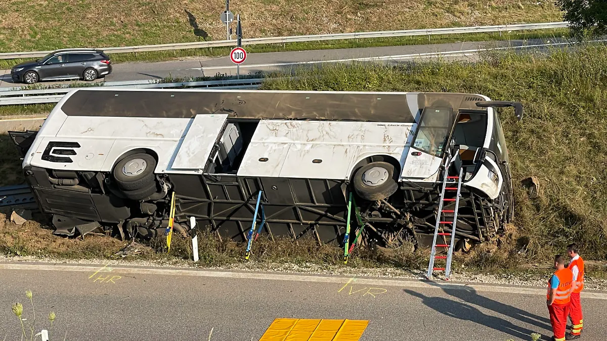 21.08.2021, Bayern, Bad Abbach: Ein umgekippter Reisebus liegt an der Straße. Bei dem Busunfall im niederbayerischen Landkreis Kelheim sind zwei Menschen schwer verletzt worden. Der Reisebus sei ohne Beteiligung anderer Fahrzeuge umgekippt, erläuterte ein Sprecher der Polizei. Acht weitere Insassen erlitten leichte Verletzungen.
Am Dreieck Saalhaupt bei der Überfahrt von der Autobahn 93 auf die Bundesstraße 15 sei der Bus ins Schlingern geraten und nach links gekippt. Nach Angaben der Beamten befanden sich 37 Menschen aus Tschechien in dem Fahrzeug. Foto: -/vifogra/dpa +++ dpa-Bildfunk +++
