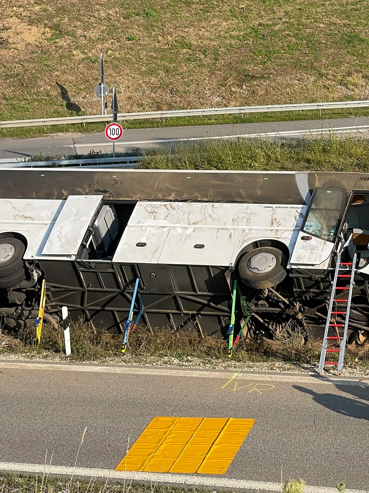 21.08.2021, Bayern, Bad Abbach: Ein umgekippter Reisebus liegt an der Straße. Bei dem Busunfall im niederbayerischen Landkreis Kelheim sind zwei Menschen schwer verletzt worden. Der Reisebus sei ohne Beteiligung anderer Fahrzeuge umgekippt, erläuterte ein Sprecher der Polizei. Acht weitere Insassen erlitten leichte Verletzungen.
Am Dreieck Saalhaupt bei der Überfahrt von der Autobahn 93 auf die Bundesstraße 15 sei der Bus ins Schlingern geraten und nach links gekippt. Nach Angaben der Beamten befanden sich 37 Menschen aus Tschechien in dem Fahrzeug. Foto: -/vifogra/dpa +++ dpa-Bildfunk +++
