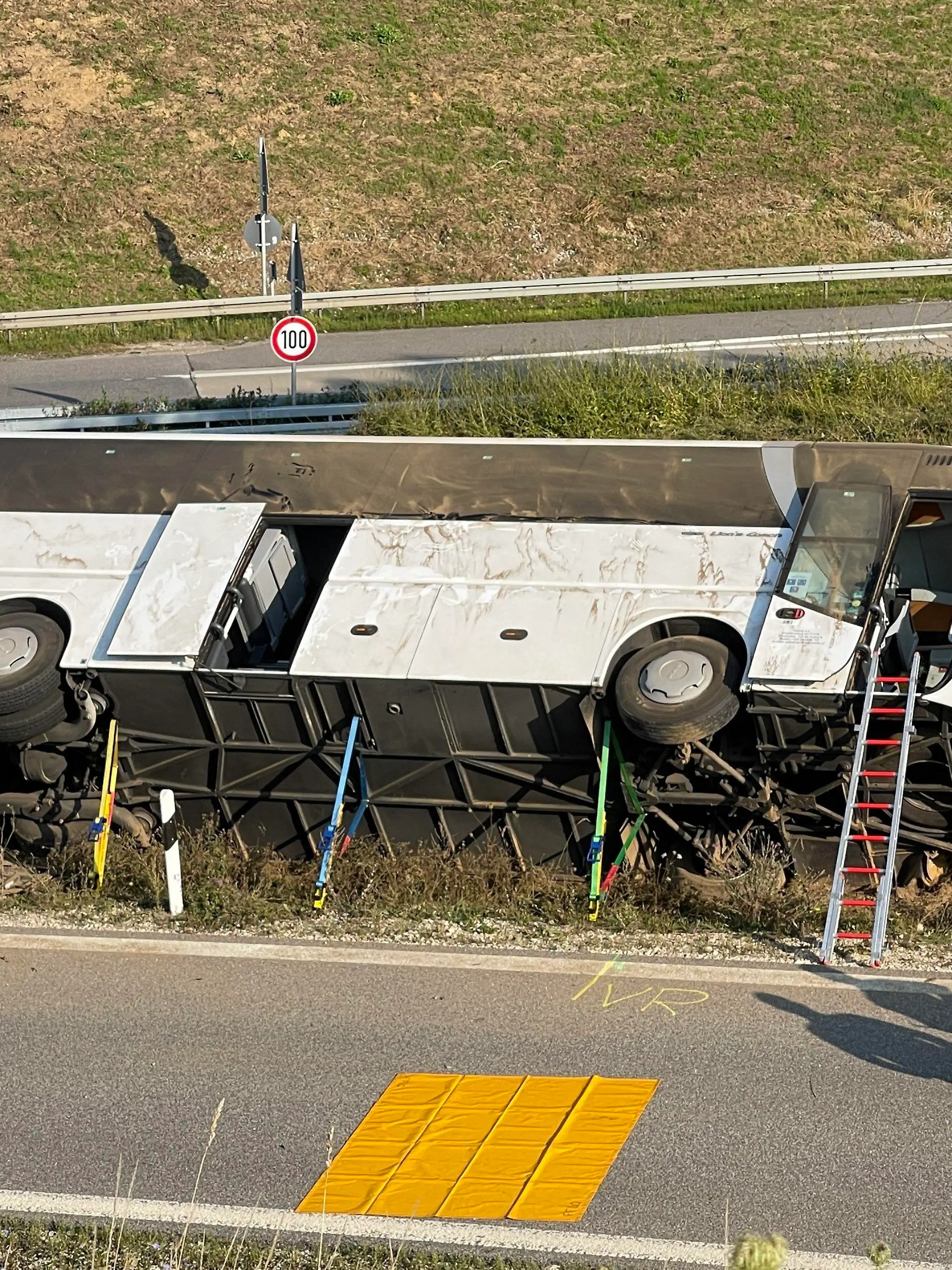 21.08.2021, Bayern, Bad Abbach: Ein umgekippter Reisebus liegt an der Straße. Bei dem Busunfall im niederbayerischen Landkreis Kelheim sind zwei Menschen schwer verletzt worden. Der Reisebus sei ohne Beteiligung anderer Fahrzeuge umgekippt, erläuterte ein Sprecher der Polizei. Acht weitere Insassen erlitten leichte Verletzungen.
Am Dreieck Saalhaupt bei der Überfahrt von der Autobahn 93 auf die Bundesstraße 15 sei der Bus ins Schlingern geraten und nach links gekippt. Nach Angaben der Beamten befanden sich 37 Menschen aus Tschechien in dem Fahrzeug. Foto: -/vifogra/dpa +++ dpa-Bildfunk +++