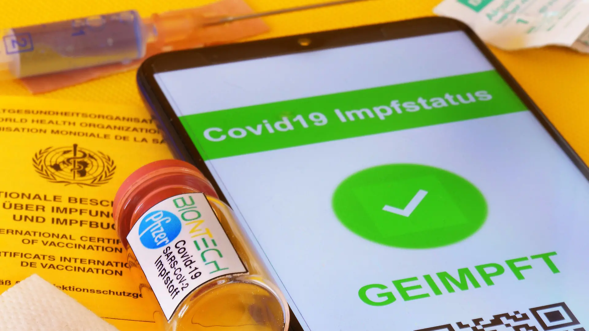 Internationaler Impfpass und digitaler Impfpass auf Smartphone Impfung-Covid-19 *** International vaccination certificate and digital vaccination certificate on smartphone vaccination Covid 19