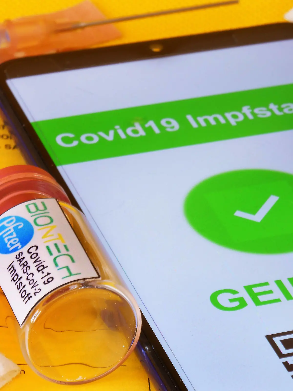 Internationaler Impfpass und digitaler Impfpass auf Smartphone Impfung-Covid-19 *** International vaccination certificate and digital vaccination certificate on smartphone vaccination Covid 19 