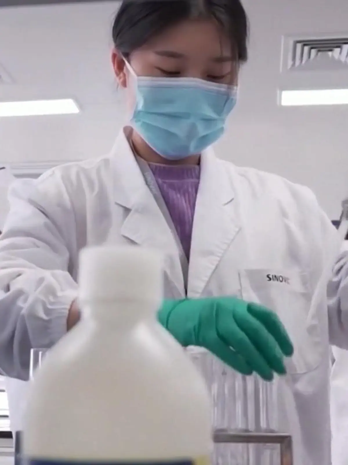 Zurzeit herrscht bei vielen Apothekern und Patienten pure Verzweiflung: Viele teils lebenswichtige Medikamente sind nicht lieferbar – darunter auch Medikation für Kinder. Was ein Apotheker aus dem Taunus nun dagegen tun will, sehen Sie Video.