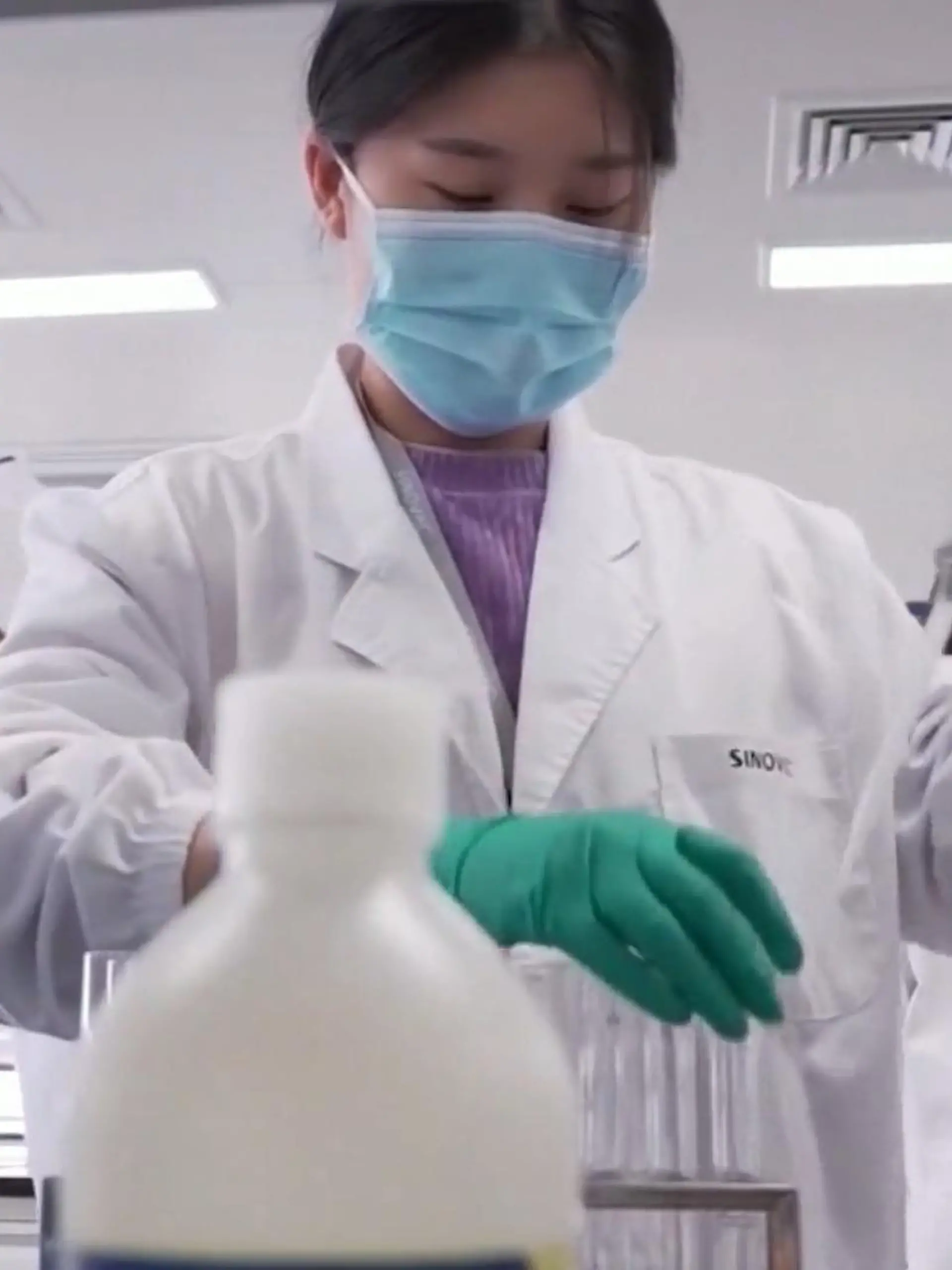 Zurzeit herrscht bei vielen Apothekern und Patienten pure Verzweiflung: Viele teils lebenswichtige Medikamente sind nicht lieferbar – darunter auch Medikation für Kinder. Was ein Apotheker aus dem Taunus nun dagegen tun will, sehen Sie Video.