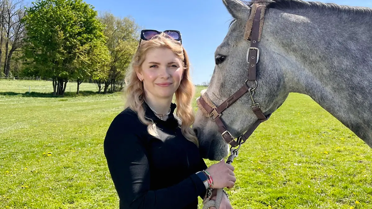 Pferdewirtin Carolin (26) aus Hessen
+++ Die Verwendung des sendungsbezogenen Materials ist nur mit dem Hinweis und Verlinkung auf RTL+ gestattet. +++