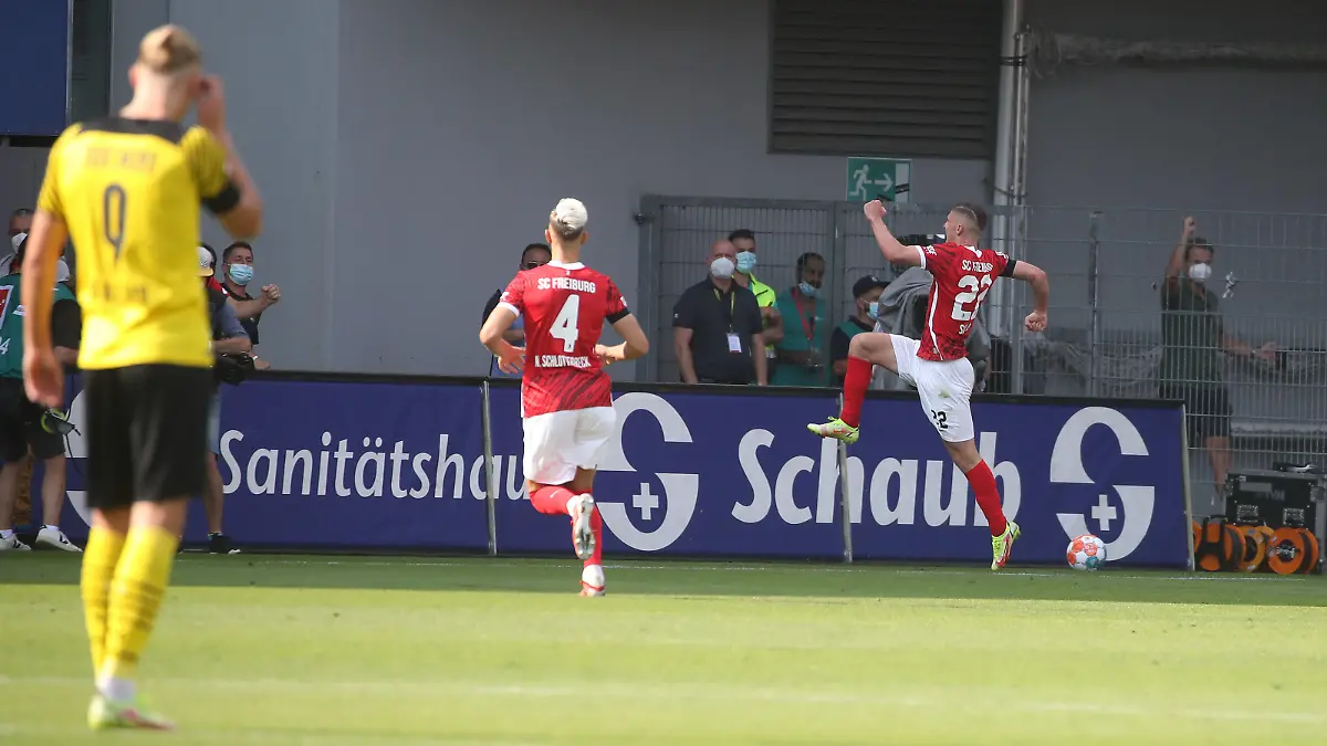 21.08.21 SC Freiburg - Borussia Dortmund Deutschland, Freiburg, 21.08.2021, Fussball, Bundesliga, SC Freiburg - Borussia Dortmund: Nr.22 Roland Saalai 2:0 Tor Freiburg. Erling Haaland li. Dortmund.. *** 21 08 21 SC Freiburg Borussia Dortmund Germany, Freiburg, 21 08 2021, football, Bundesliga, SC Freiburg Borussia Dortmund Nr 22 Roland Saalai 2 0 goal Freiburg Erling Haaland li Dortmund