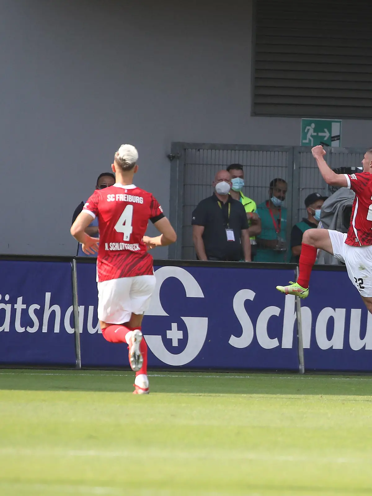 21.08.21 SC Freiburg - Borussia Dortmund Deutschland, Freiburg, 21.08.2021, Fussball, Bundesliga, SC Freiburg - Borussia Dortmund: Nr.22 Roland Saalai 2:0 Tor Freiburg. Erling Haaland li. Dortmund.. *** 21 08 21 SC Freiburg Borussia Dortmund Germany, Freiburg, 21 08 2021, football, Bundesliga, SC Freiburg Borussia Dortmund Nr 22 Roland Saalai 2 0 goal Freiburg Erling Haaland li Dortmund 