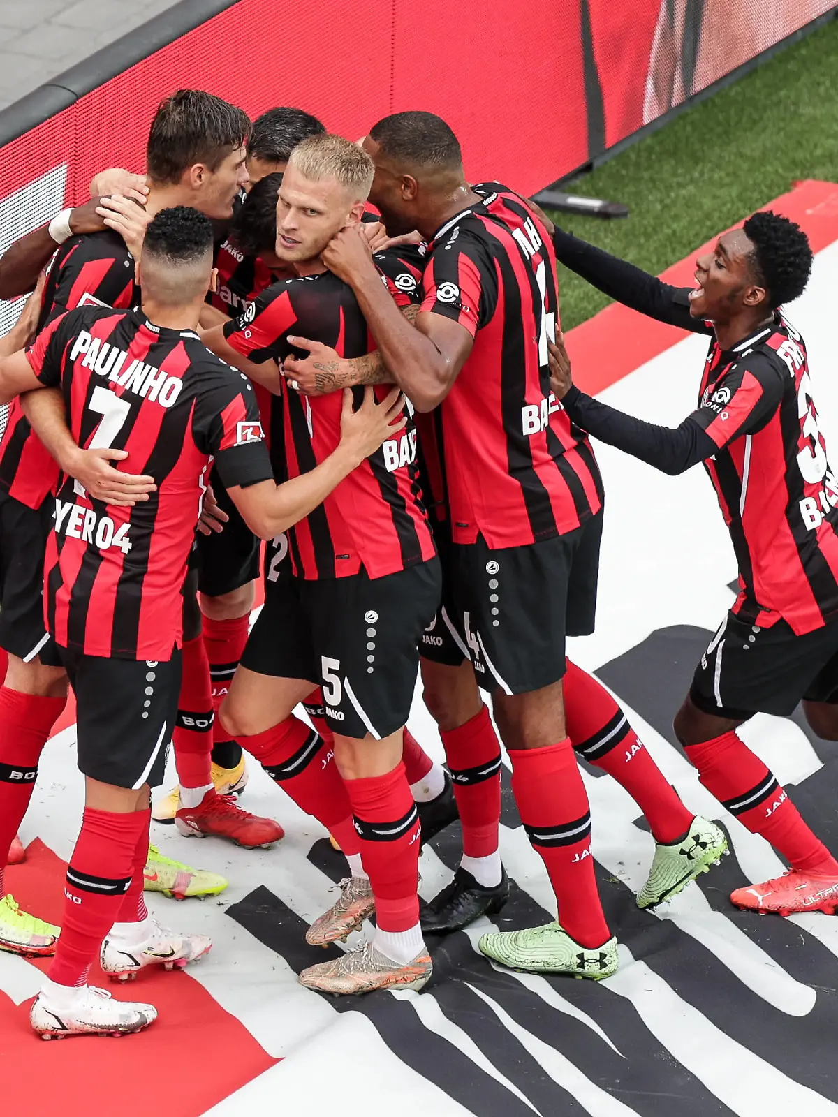  21.08.2021, Fussball, Saison 2021/2022, Bundesliga, 2. Spieltag - Bayer 04 Leverkusen - Borussia Mönchengladbach Die Spieler von Bayer 04 Leverkusen bejubeln den Treffer zum 2:0. Foto: RHR-Foto/Dennis Ewert DFL REGULATIONS PROHIBIT ANY USE OF PHOTOGRAPHS AS IMAGE SEQUENCES AND/OR QUASI-VIDEO. Leverkusen BayArena NRW Deutschland xRHR-FOTOx/xDEx *** 21 08 2021, Football, Season 2021 2022, Bundesliga, 2 Matchday Bayer 04 Leverkusen Borussia Mönchengladbach The players of Bayer 04 Leverkusen celebrate the goal to 2 0 Photo RHR Foto Dennis Ewert DFL REGULATIONS PROHIBIT ANY USE OF PHOTOGRAPHS AS IMAGE SEQUENCES AND OR QUASI VIDEO Leverkusen BayArena NRW Germany xRHR FOTOx xDEx