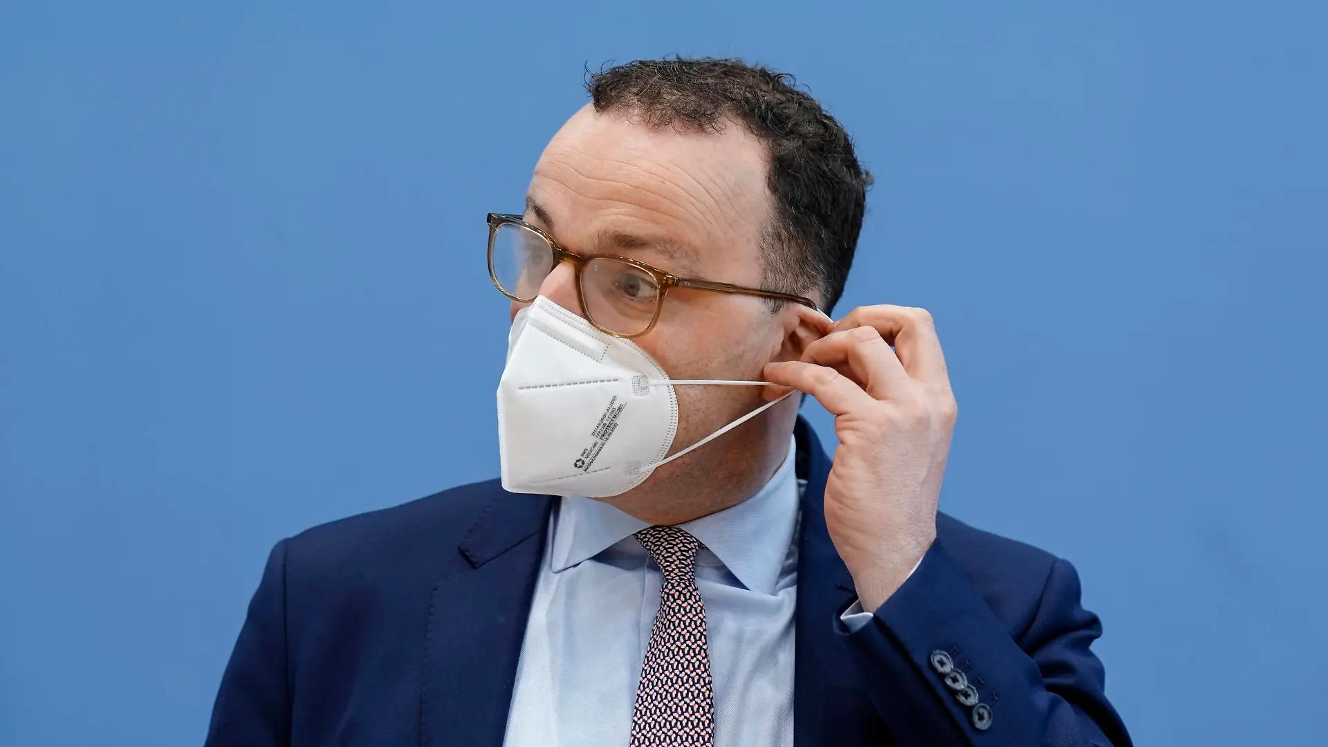 Bundespressekonferenz, Aktuelle Corona Lage Aktuell, 15.04.2021, Berlin, Bundesminister für Gesundheit Jens Spahn im Portrait bei ausziehen der Maske bei der Bundespressekonferenz zum Thema Aktuelle Corona-Lage Berlin Berlin Deutschland *** Federal press conference, current Corona situation current, 15 04 2021, Berlin, Federal Minister for health Jens Spahn in the portrait with take off the mask with the Federal press conference to the topic current Corona situation Berlin Berlin Germany