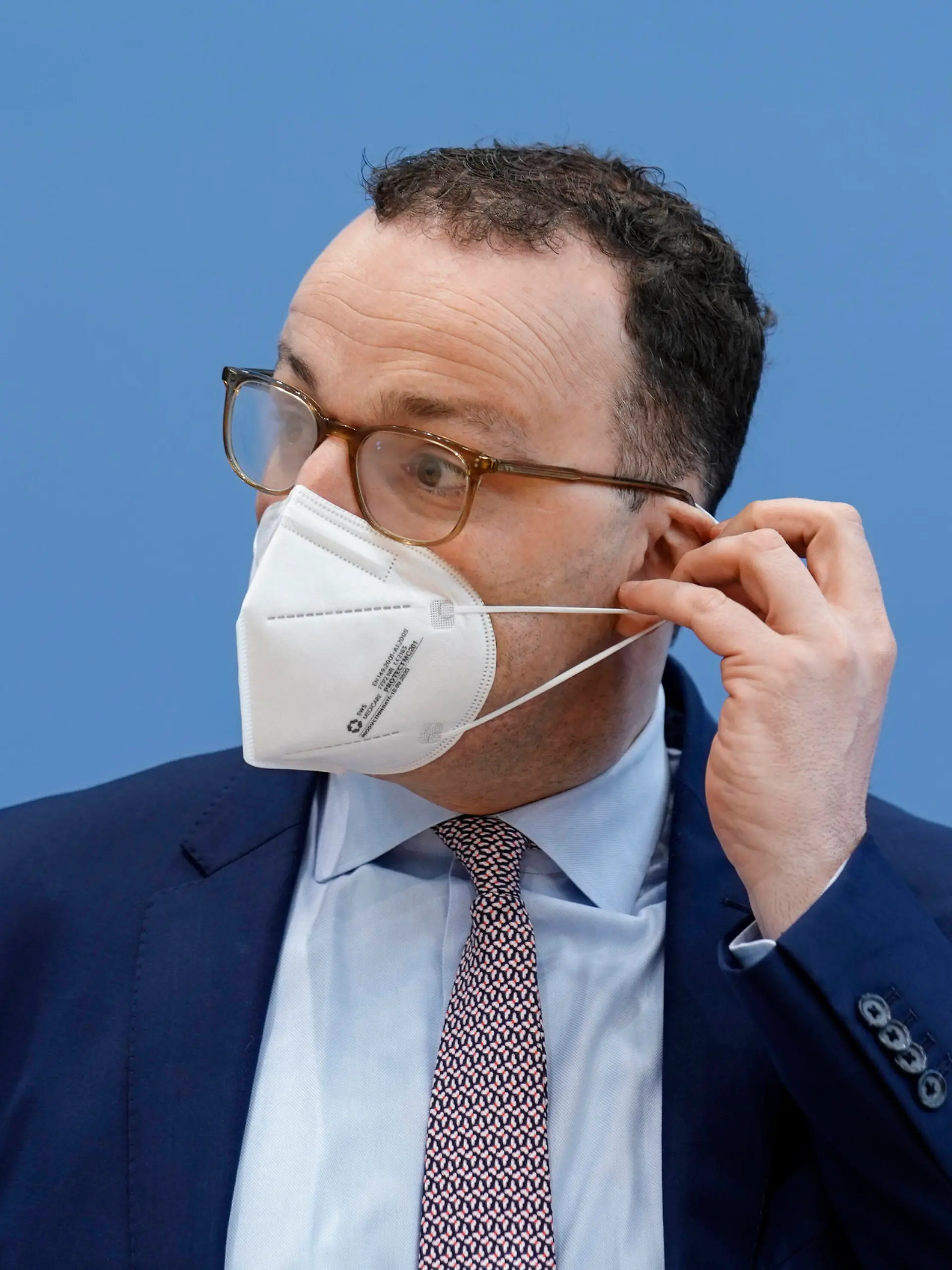  Bundespressekonferenz, Aktuelle Corona Lage Aktuell, 15.04.2021, Berlin, Bundesminister für Gesundheit Jens Spahn im Portrait bei ausziehen der Maske bei der Bundespressekonferenz zum Thema Aktuelle Corona-Lage Berlin Berlin Deutschland *** Federal press conference, current Corona situation current, 15 04 2021, Berlin, Federal Minister for health Jens Spahn in the portrait with take off the mask with the Federal press conference to the topic current Corona situation Berlin Berlin Germany