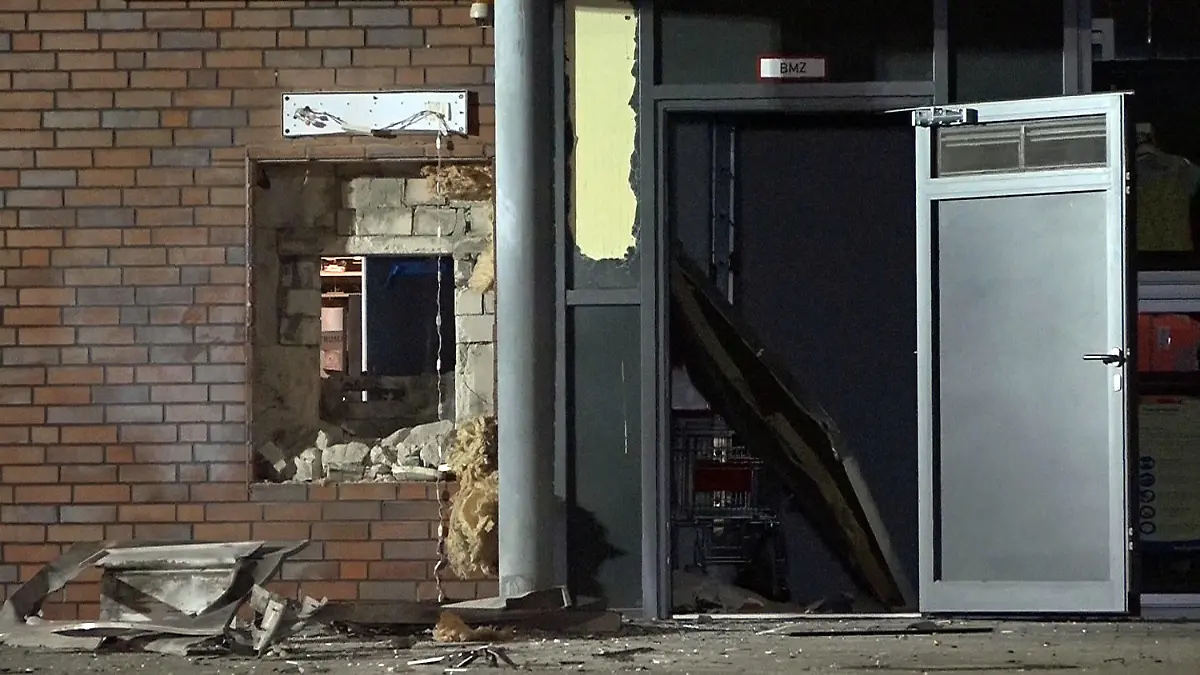 07.08.2021, Niedersachsen, Osnabrück: Unbekannte haben an einem Verbrauchermarkt in Osnabrück einen Geldautomaten gesprengt. Danach flüchteten die Täter ersten Ermittlungen zufolge mit einem dunklen Fahrzeug auf die Autobahn 30 in Richtung Niederlande und entkamen, wie die Polizei am Samstag mitteilte. Foto: Nord-West-Media TV/dpa +++ dpa-Bildfunk +++