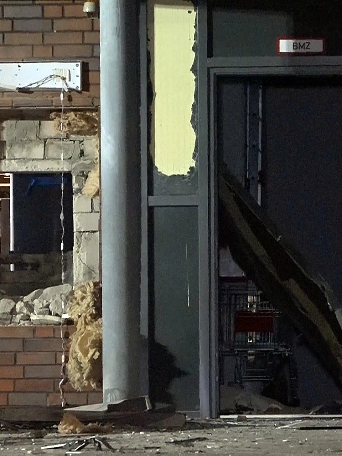 07.08.2021, Niedersachsen, Osnabrück: Unbekannte haben an einem Verbrauchermarkt in Osnabrück einen Geldautomaten gesprengt. Danach flüchteten die Täter ersten Ermittlungen zufolge mit einem dunklen Fahrzeug auf die Autobahn 30 in Richtung Niederlande und entkamen, wie die Polizei am Samstag mitteilte. Foto: Nord-West-Media TV/dpa +++ dpa-Bildfunk +++