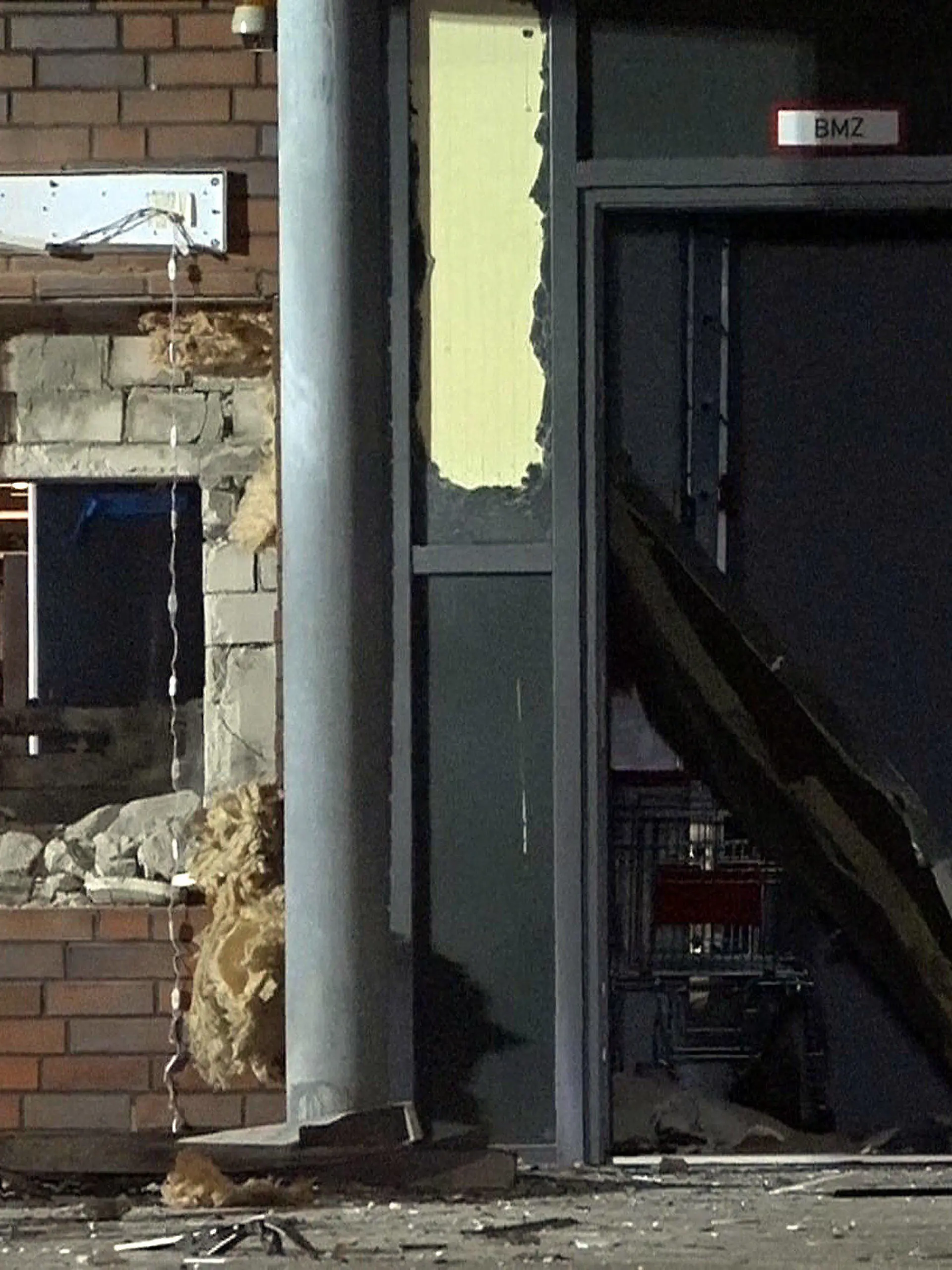 07.08.2021, Niedersachsen, Osnabrück: Unbekannte haben an einem Verbrauchermarkt in Osnabrück einen Geldautomaten gesprengt. Danach flüchteten die Täter ersten Ermittlungen zufolge mit einem dunklen Fahrzeug auf die Autobahn 30 in Richtung Niederlande und entkamen, wie die Polizei am Samstag mitteilte. Foto: Nord-West-Media TV/dpa +++ dpa-Bildfunk +++