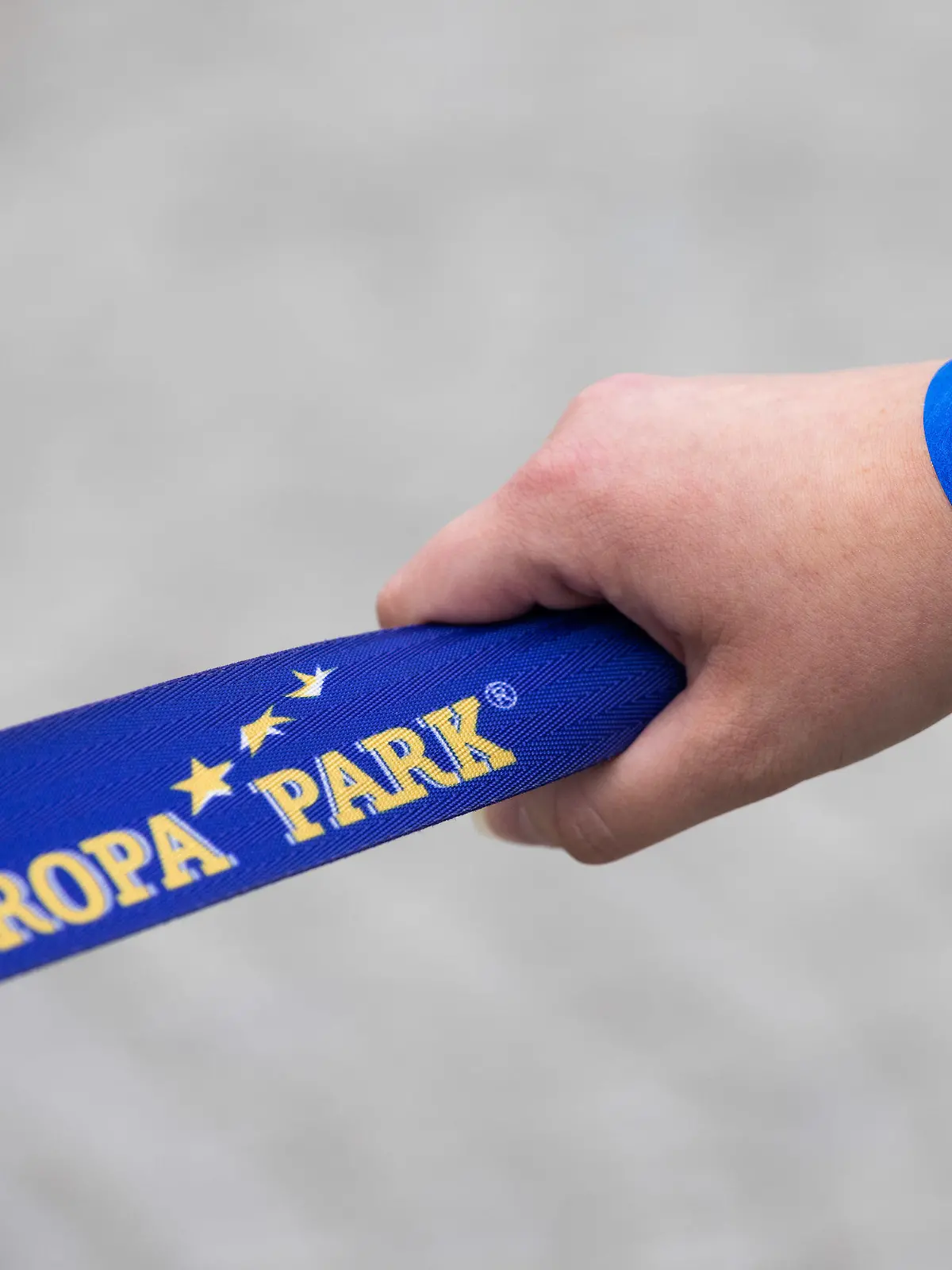 19.08.2021, Baden-Württemberg, Rust: Ein Besucher des Europa-Park trägt ein Bändchen, das ihn als Getestet, Geimpft oder Genesen ausweist. Foto: Philipp von Ditfurth/dpa +++ dpa-Bildfunk +++