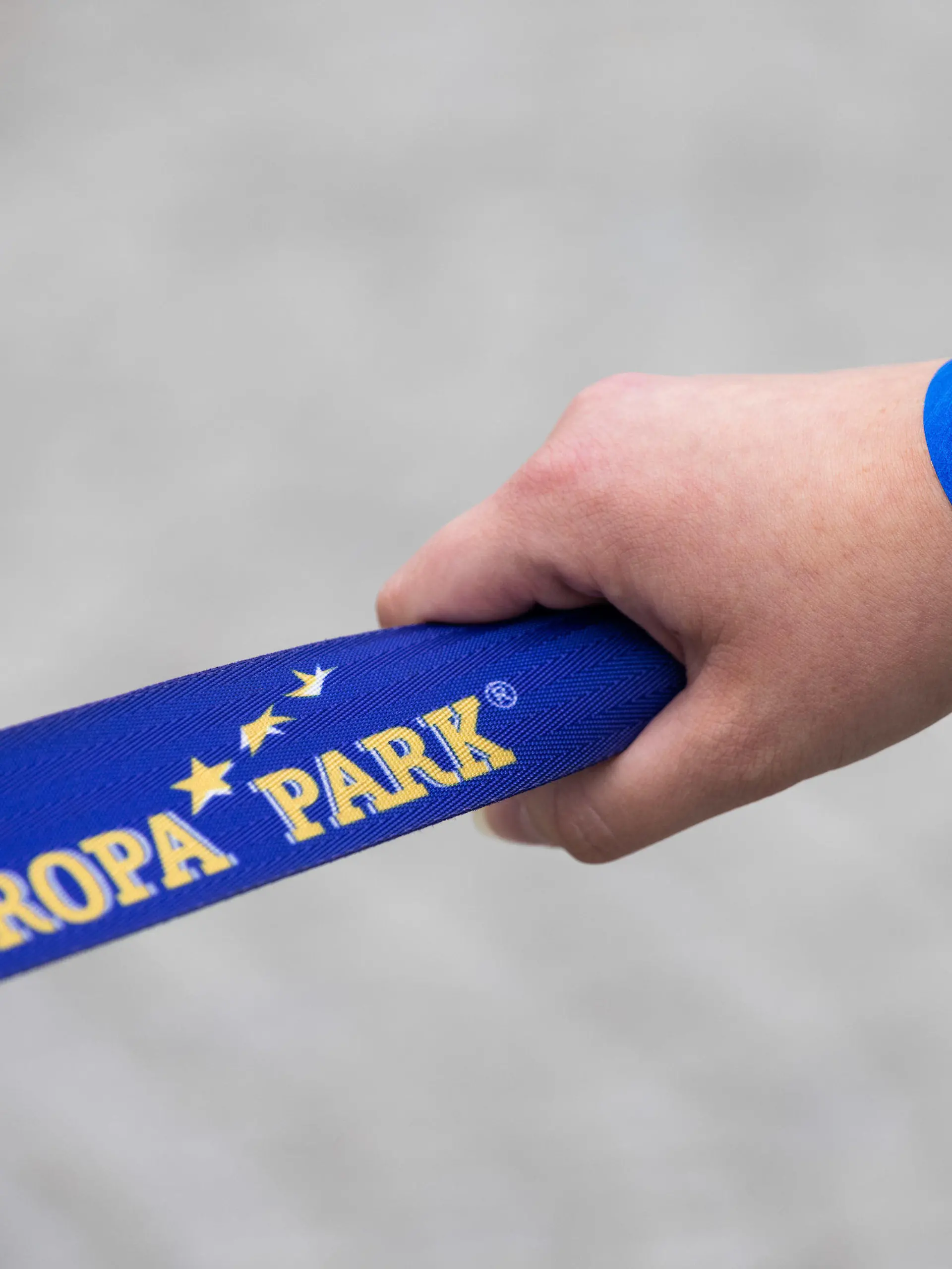 19.08.2021, Baden-Württemberg, Rust: Ein Besucher des Europa-Park trägt ein Bändchen, das ihn als Getestet, Geimpft oder Genesen ausweist. Foto: Philipp von Ditfurth/dpa +++ dpa-Bildfunk +++