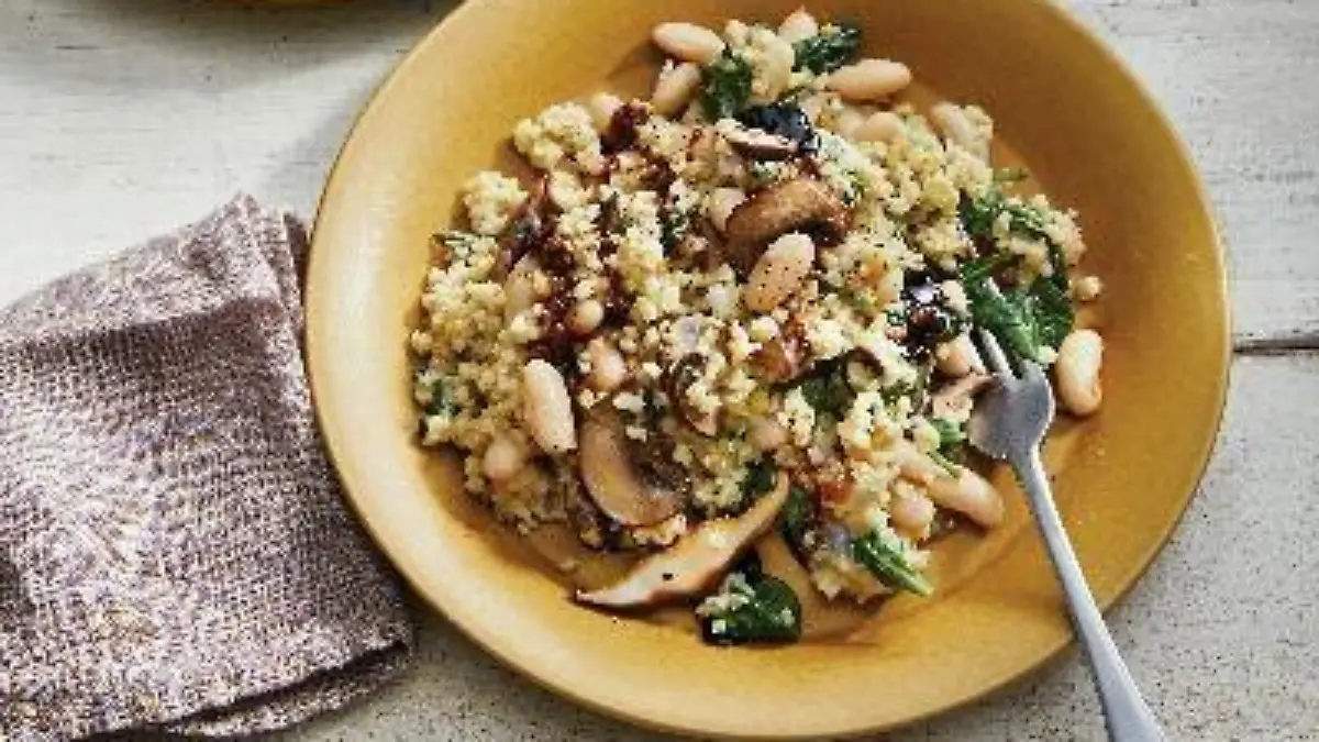 Hirse-Risotto mit Pilzen, weißen Bohnen und Spinat schmeckt gut und tut gut.