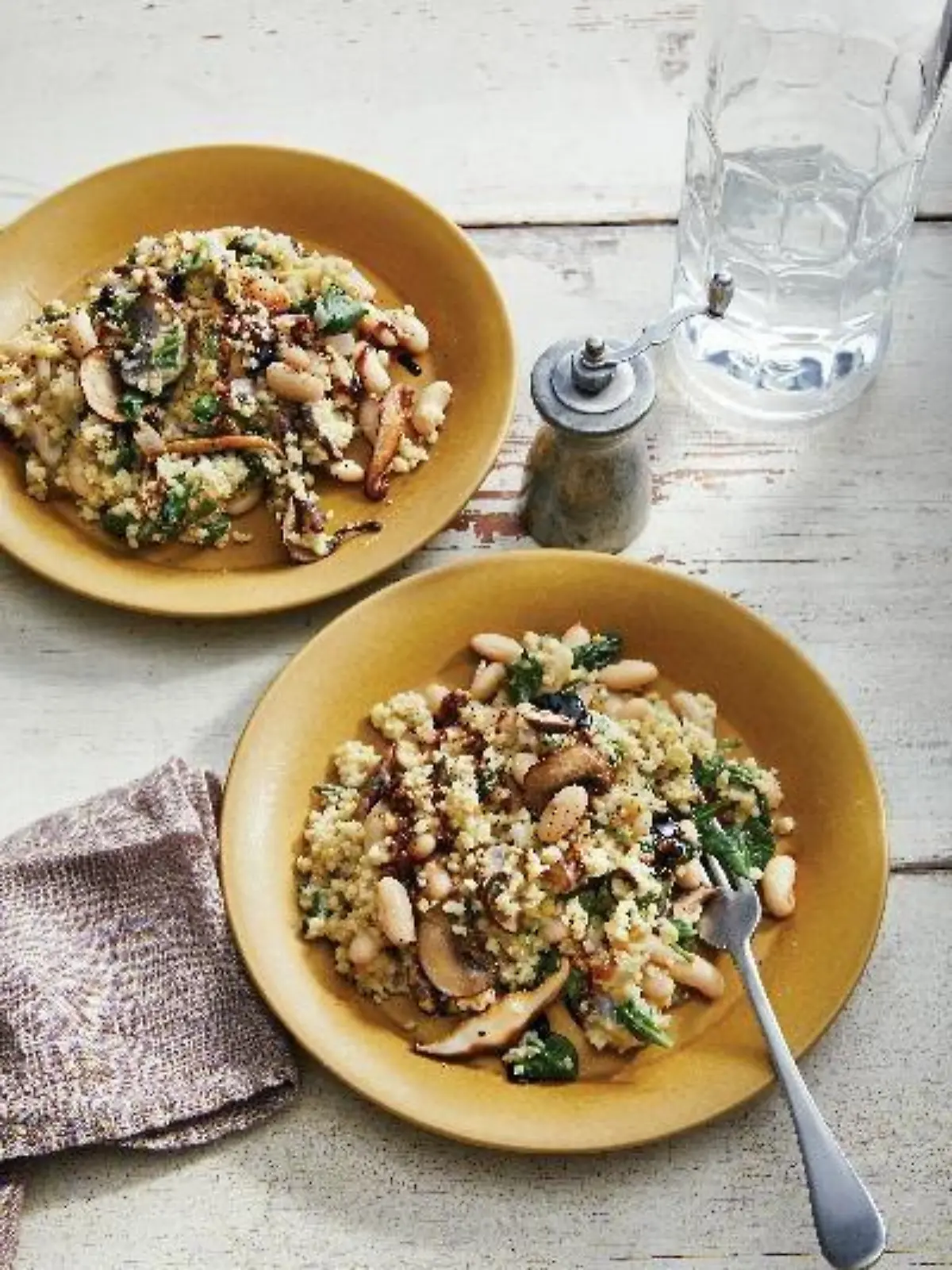 Hirse-Risotto mit Pilzen, weißen Bohnen und Spinat schmeckt gut und tut gut.