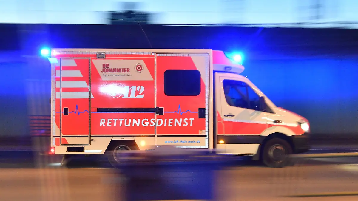 ARCHIV - 22.02.2018, Hessen, Frankfurt/Main: ILLUSTRATION - Ein Rettungswagen ist mit eingeschaltetem Blauchlicht im Einsatz. Auch einige Monate nach der gemeinsamen Erklärung von Krankenkassen und Krankenhausgesellschaft zur Beilegung des Streits um Abrechnungen von Schlaganfallbehandlungen laufen noch Klageverfahren. Der Streit dreht sich um die Frage, ob Krankenhäuser Zeitvorgaben für den Transport eines Patienten von einer zu einer anderen Klinik einhalten und höhere Sätze abrechnen können. (zu dpa «Streit um Schlaganfallbehandlung - noch nicht alle Klagen erledigt») Foto: Boris Roessler/dpa +++ dpa-Bildfunk +++
