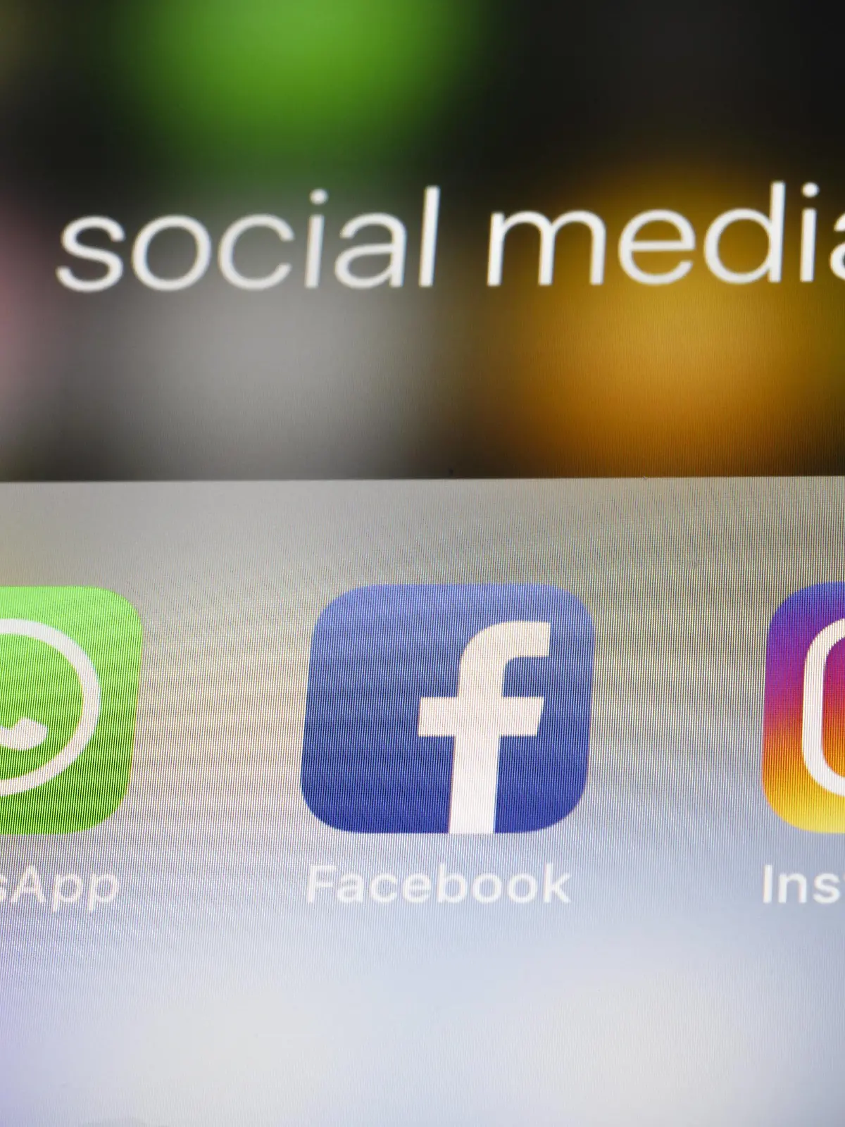 Die Apps verschiedener Sozialer Netzwerke werden auf einem Smartphone angezeigt. WhatsApp, Facebook, Instagram. Berlin, 08.02.2016. Berlin Deutschland *** The various social networking apps can be displayed on a Smartphone WhatsApp Facebook Instagram Berlin 08 02 2016 Berlin Germany PUBLICATIONxINxGERxSUIxAUTxONLY Copyright: xThomasxTrutschel/photothek.netx  