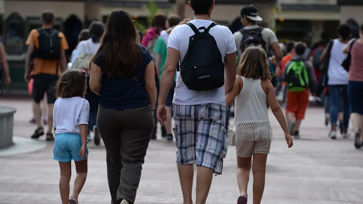 Eine Familie läuft am 09.07.2015 im Europa-Park in Rust (Baden-Württemberg) zum Eingang. Der Freizeitpark feiert 2015 das 40-jährige Bestehen. Foto: Patrick Seeger/dpa +++(c) dpa - Bildfunk+++