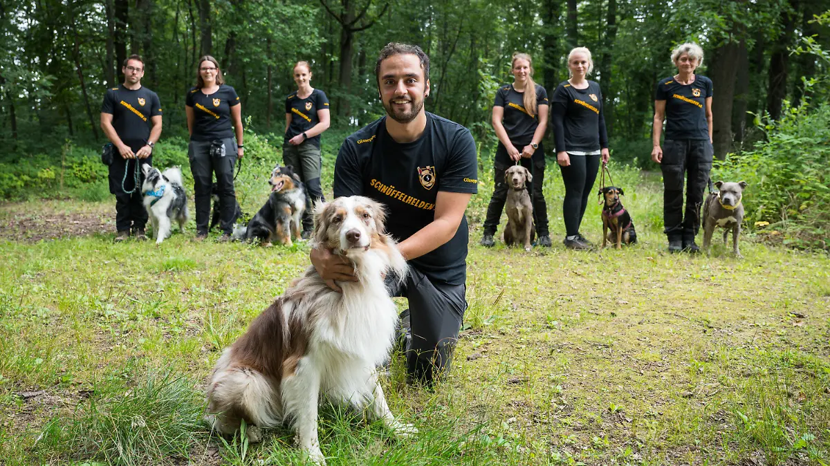 16.08.2021, Saarland, Püttlingen: Mitglieder des Vereins Schnüffelhelden stehen mit ihren Hunden am Waldrand. Der Verein hilft beim Auffinden von entlaufenen Hunden. (Zu dpa "«Schnüffelhelden» im Einsatz für vermisste Hunde") Foto: Oliver Dietze/dpa +++ dpa-Bildfunk +++