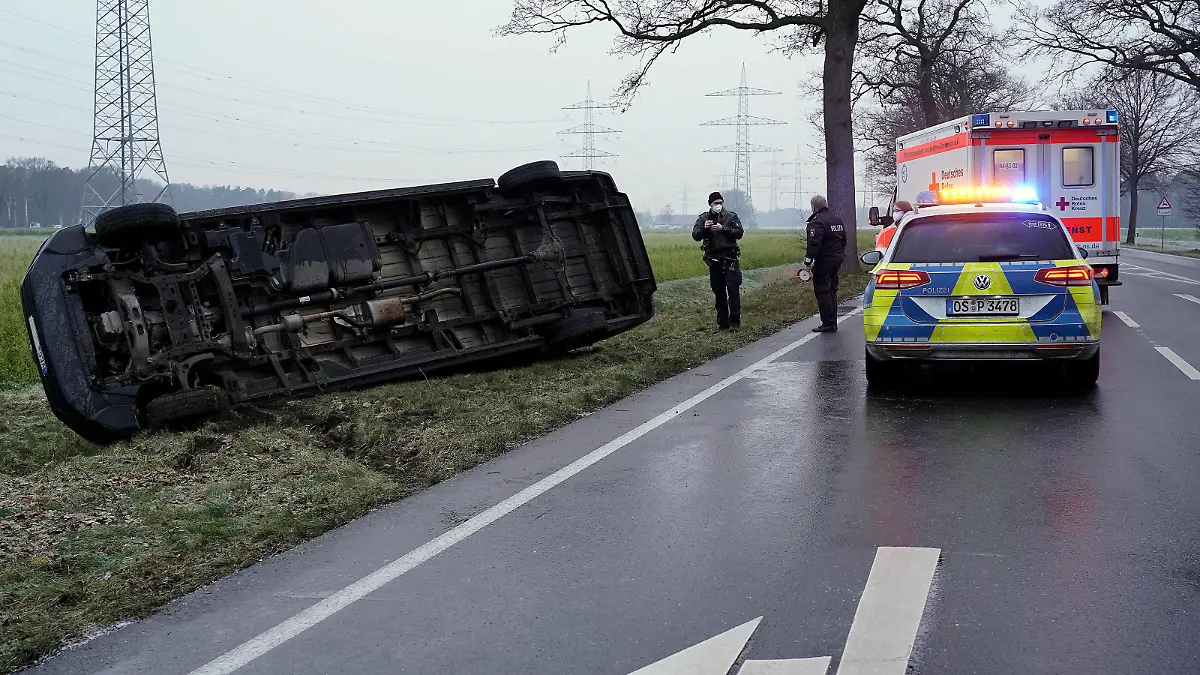 Bohmte, Deutschland 01. Februar 2021: Heute morgen gegen 08,00 Uhr war ein dreiunddreissigjähriger Fahrer mit seinem VW Transporter auf der B51 von Bohmte aus kommend in Richtung Lemförde unterwegs. In Höhe der Einmündung der Meyerhöfener Straße verlor er aufgrund eisglatter Fahrbahn die Kontrolle über sein Fahrzeug, drehte sich um 180 Grad und kippte letztendlich entgegengesetzt zu seiner Fahrtrichtung links in den Graben. Der Fahrer wurde verletzt und musste von der Feuerwehr aus seinem Auto befreit werden. Er kam mit dem RTW ins Krankenhaus. Im Landkreis Osnabrück hatte es am morgen Eisregen gegeben und nicht einmal die Bundesstraße war um diese Zeit abgestumpft worden. Landkreis Osnabrück B 51 Niedersachsen *** Bohmte, Germa Copyright: xFotostandx/xReißx