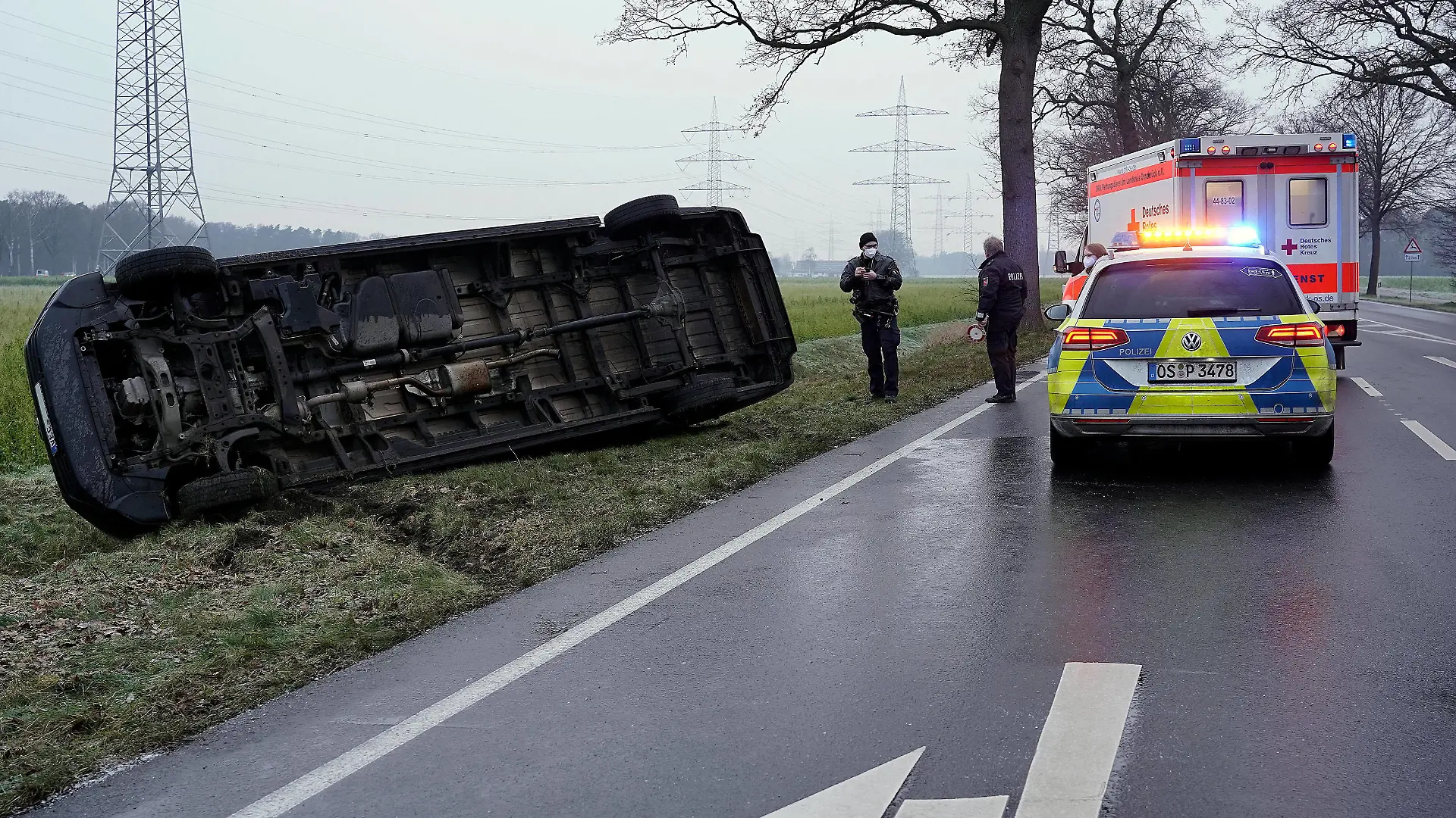  Bohmte, Deutschland 01. Februar 2021: Heute morgen gegen 08,00 Uhr war ein dreiunddreissigjähriger Fahrer mit seinem VW Transporter auf der B51 von Bohmte aus kommend in Richtung Lemförde unterwegs. In Höhe der Einmündung der Meyerhöfener Straße verlor er aufgrund eisglatter Fahrbahn die Kontrolle über sein Fahrzeug, drehte sich um 180 Grad und kippte letztendlich entgegengesetzt zu seiner Fahrtrichtung links in den Graben. Der Fahrer wurde verletzt und musste von der Feuerwehr aus seinem Auto befreit werden. Er kam mit dem RTW ins Krankenhaus. Im Landkreis Osnabrück hatte es am morgen Eisregen gegeben und nicht einmal die Bundesstraße war um diese Zeit abgestumpft worden. Landkreis Osnabrück B 51 Niedersachsen *** Bohmte, Germa Copyright: xFotostandx/xReißx
